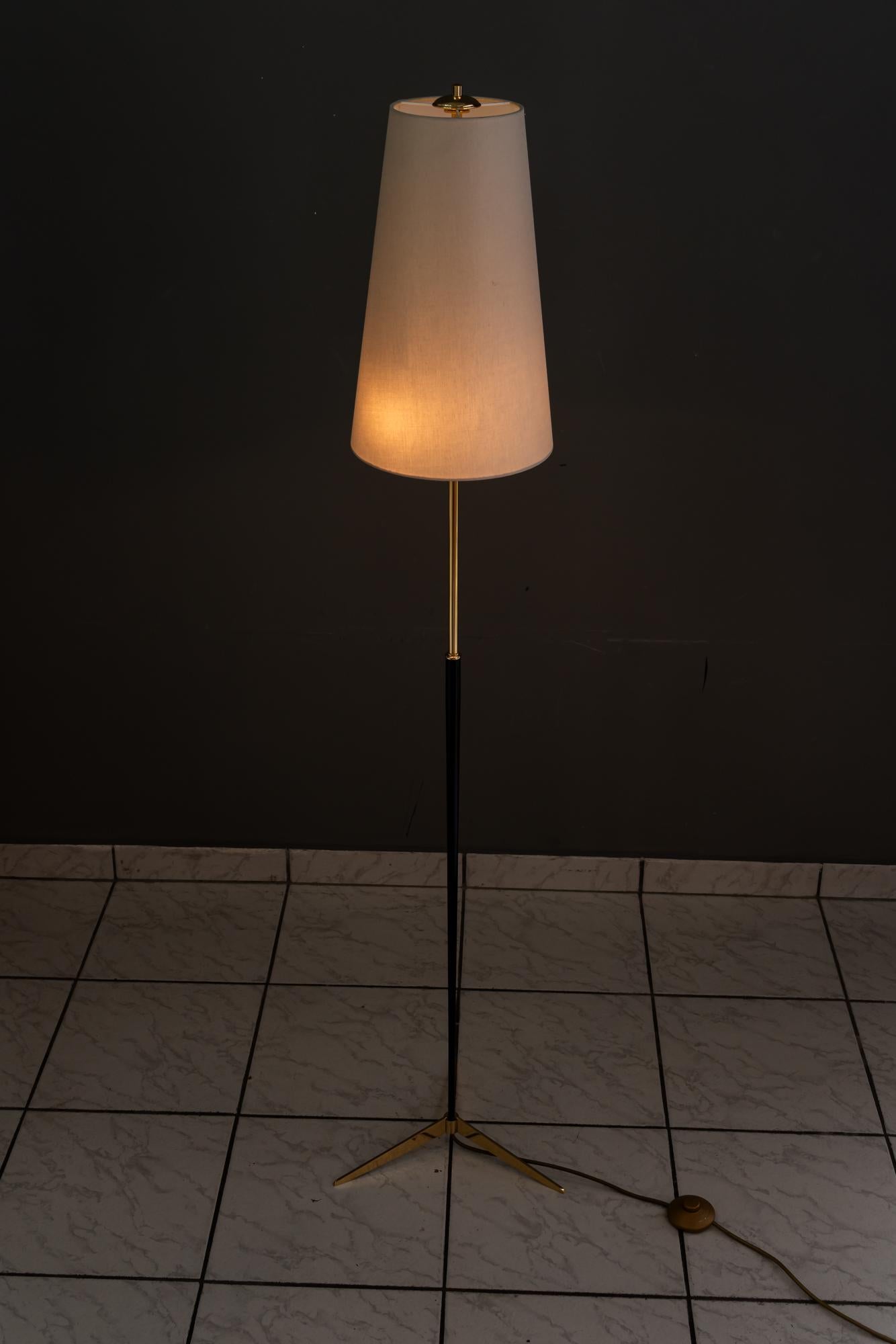 Rupert Nikoll Lámpara de pie con pantalla de tela viena años 1960 aproximadamente Latón en venta