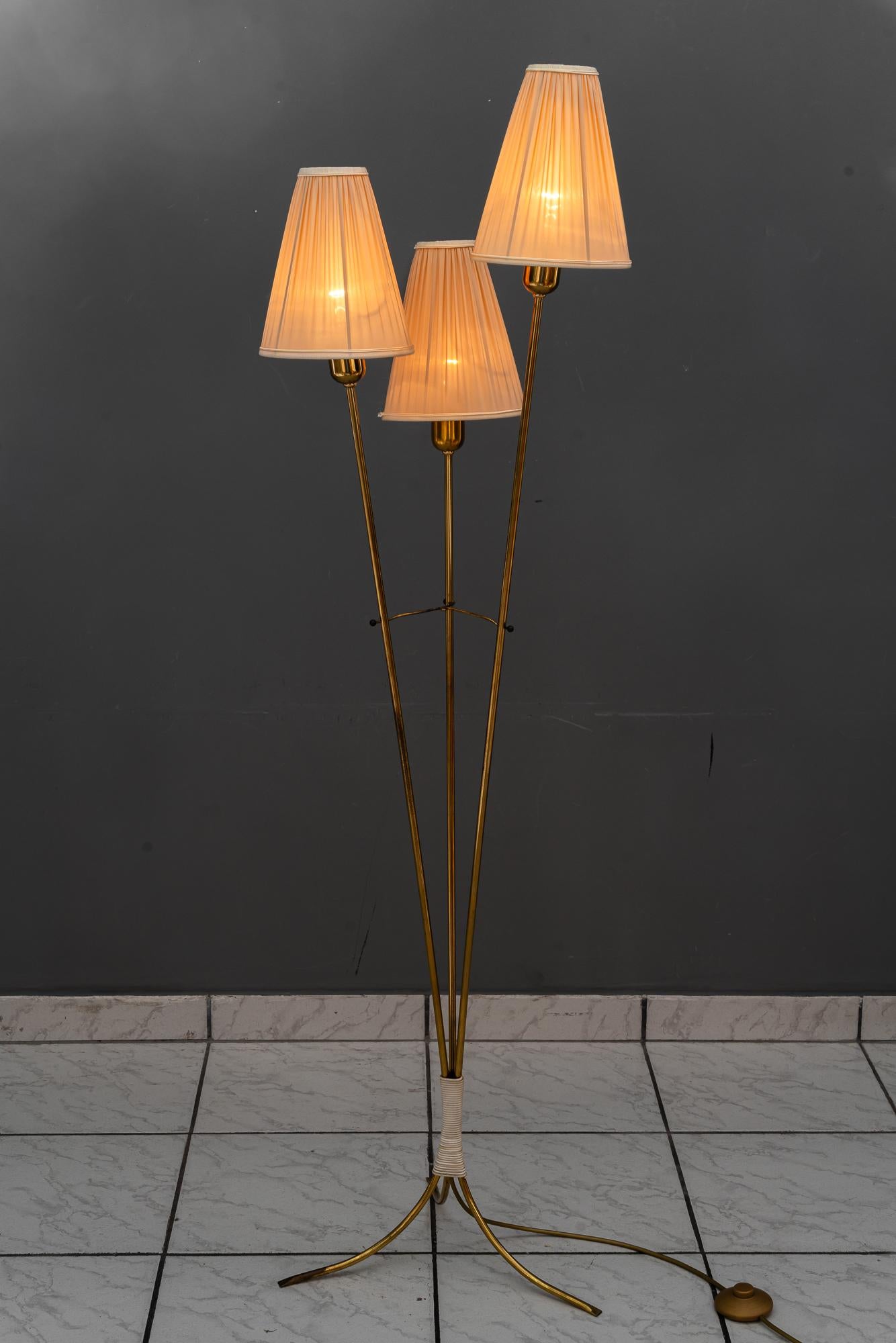 Rupert Nikoll Stehleuchte mit Stoffschirmen wien um 1960er im Angebot 5
