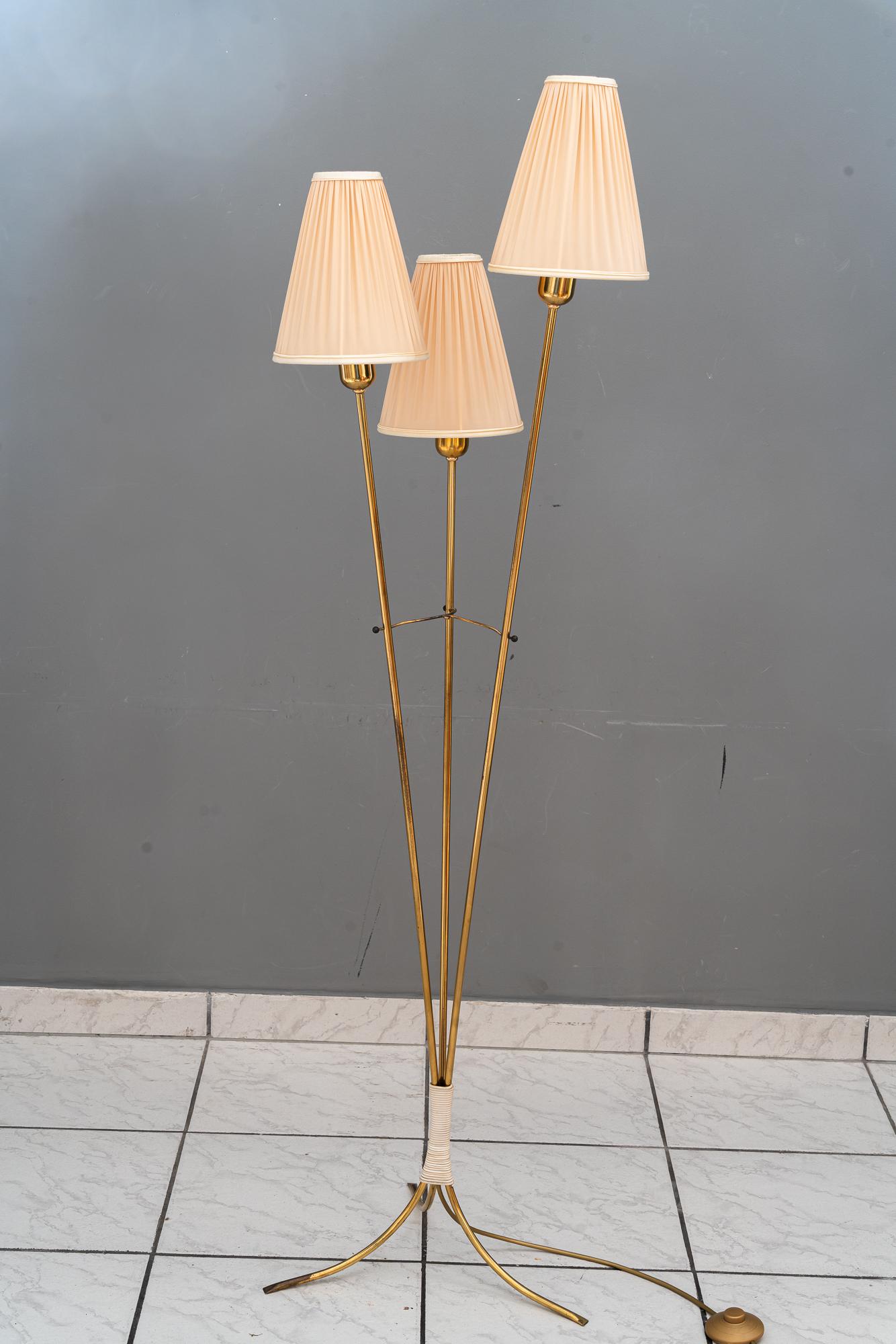 Rupert Nikoll Stehleuchte mit Stoffschirmen wien um 1960er
Ursprünglicher Zustand
Die Lampenschirme werden ersetzt (neu)