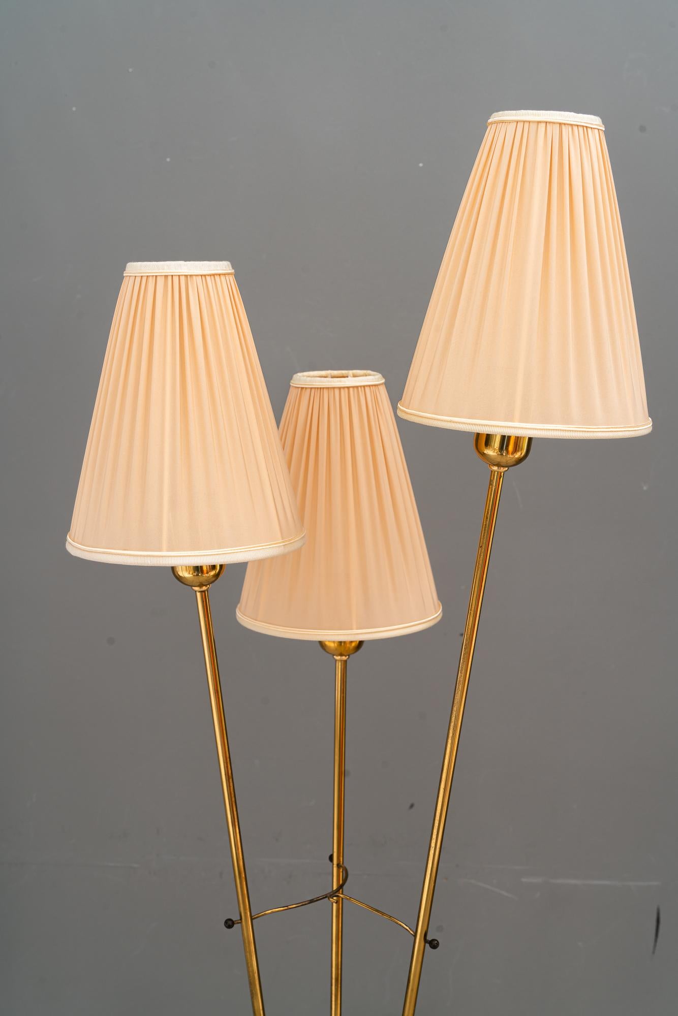 Rupert Nikoll Stehleuchte mit Stoffschirmen wien um 1960er (Moderne der Mitte des Jahrhunderts) im Angebot