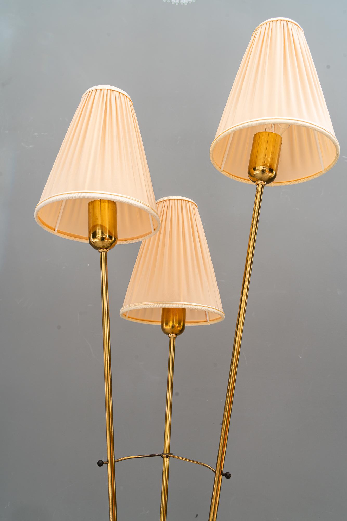 Rupert Nikoll Stehleuchte mit Stoffschirmen wien um 1960er (Messing) im Angebot