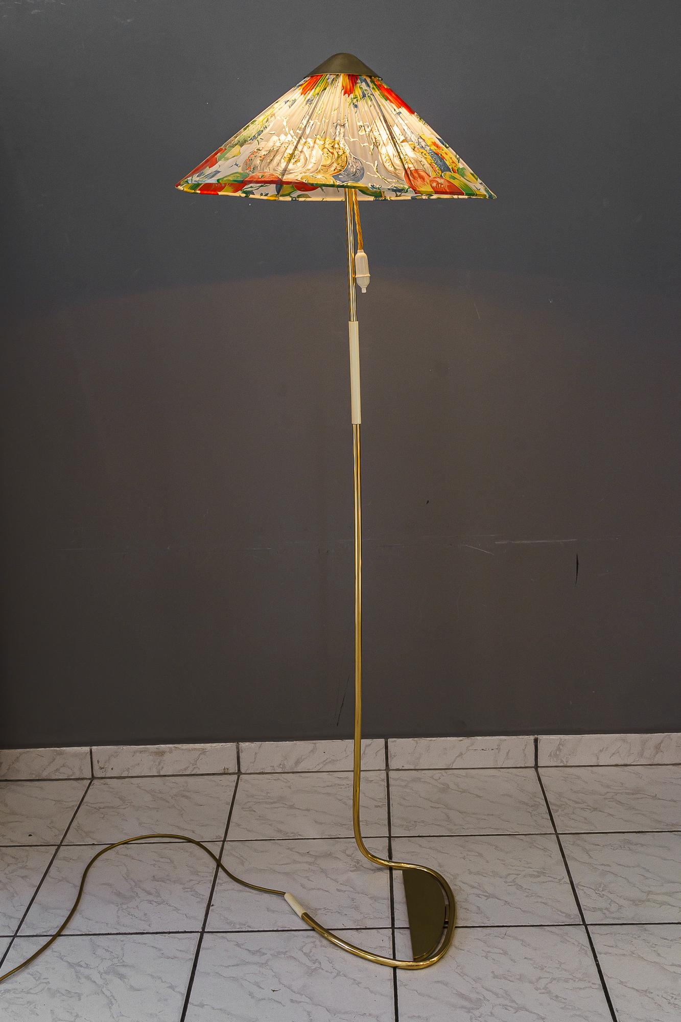 Rupert Nikoll lampadaire avec abat-jour en tissu original vienne vers 1950
Laiton poli et émaillé au four
L'abat-jour en tissu est d'origine.