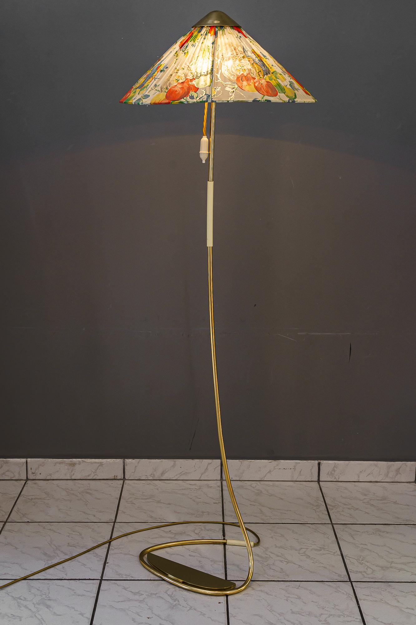 Autrichien Rupert Nikoll lampadaire avec abat-jour en tissu original vienne vers 1950 en vente