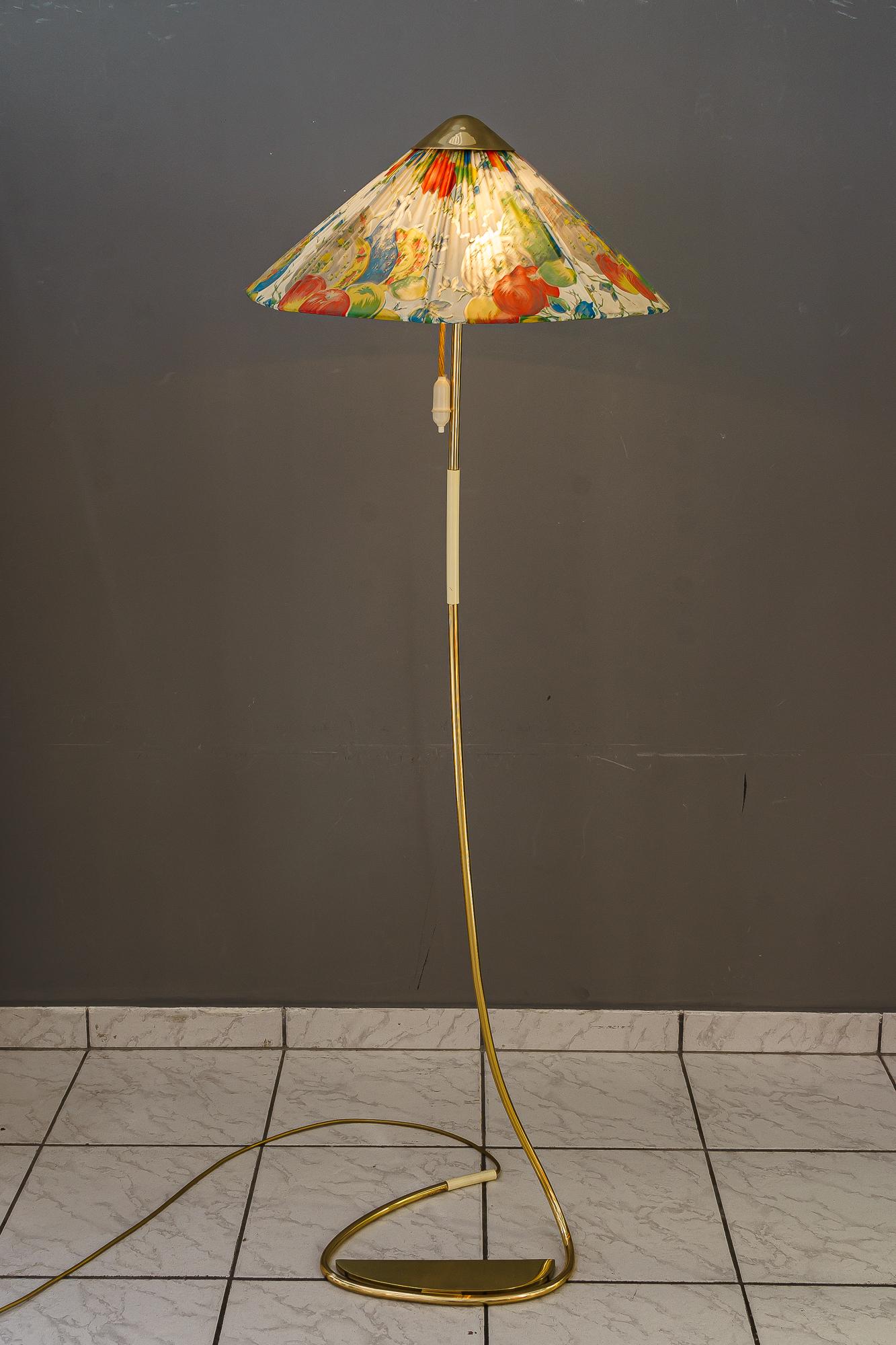 Laqué Rupert Nikoll lampadaire avec abat-jour en tissu original vienne vers 1950 en vente