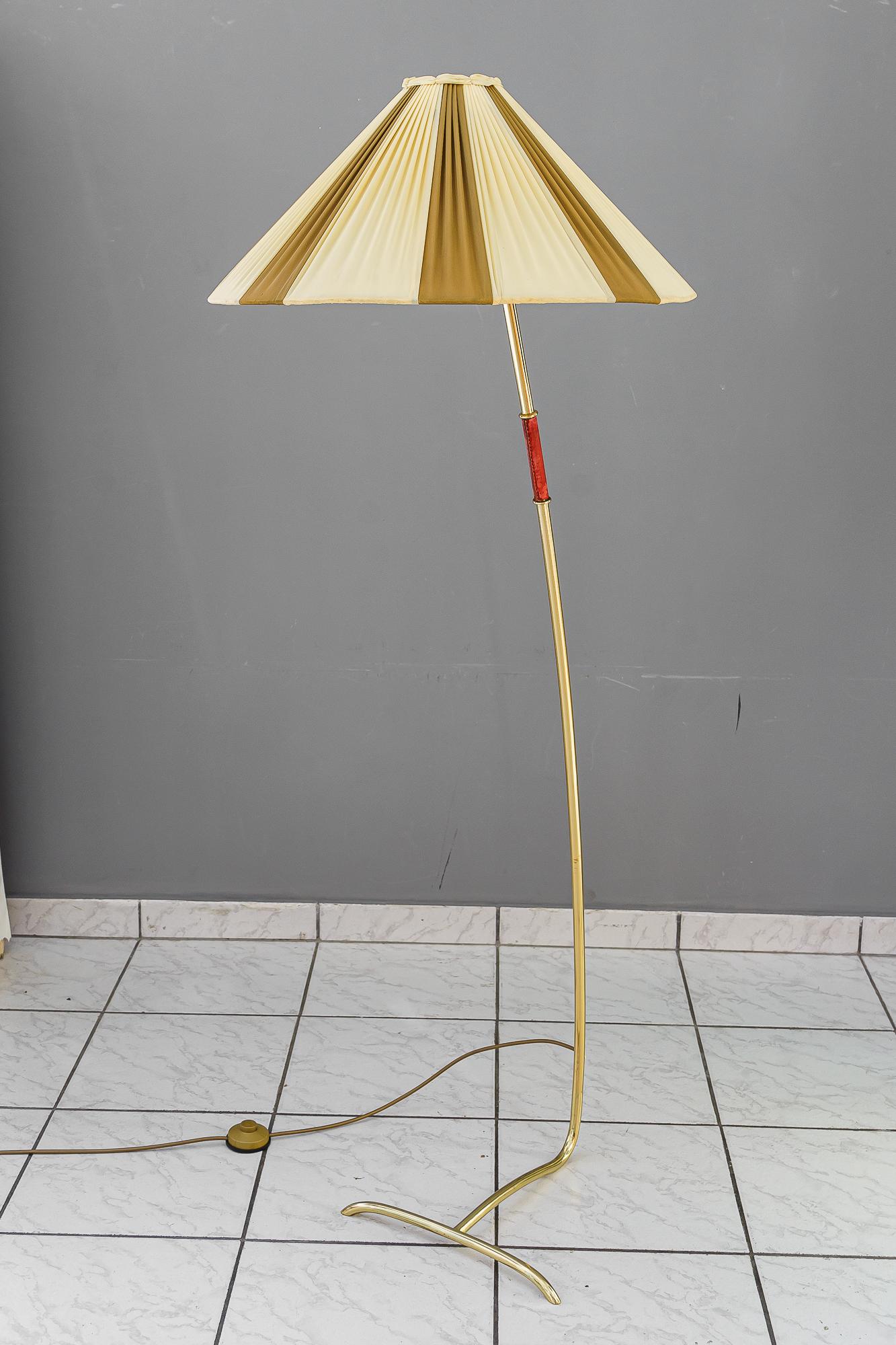 Rupert Nikoll Stehleuchte mit originalem Stoffschirm Wien um 1950er Jahre im Angebot 1