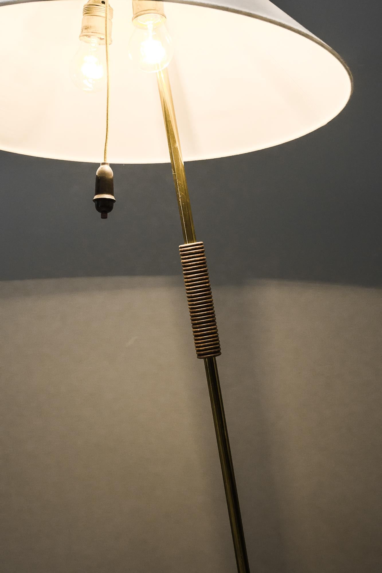 Lámpara de pie Rupert Nikoll con asa de madera, hacia 1950 en venta 6