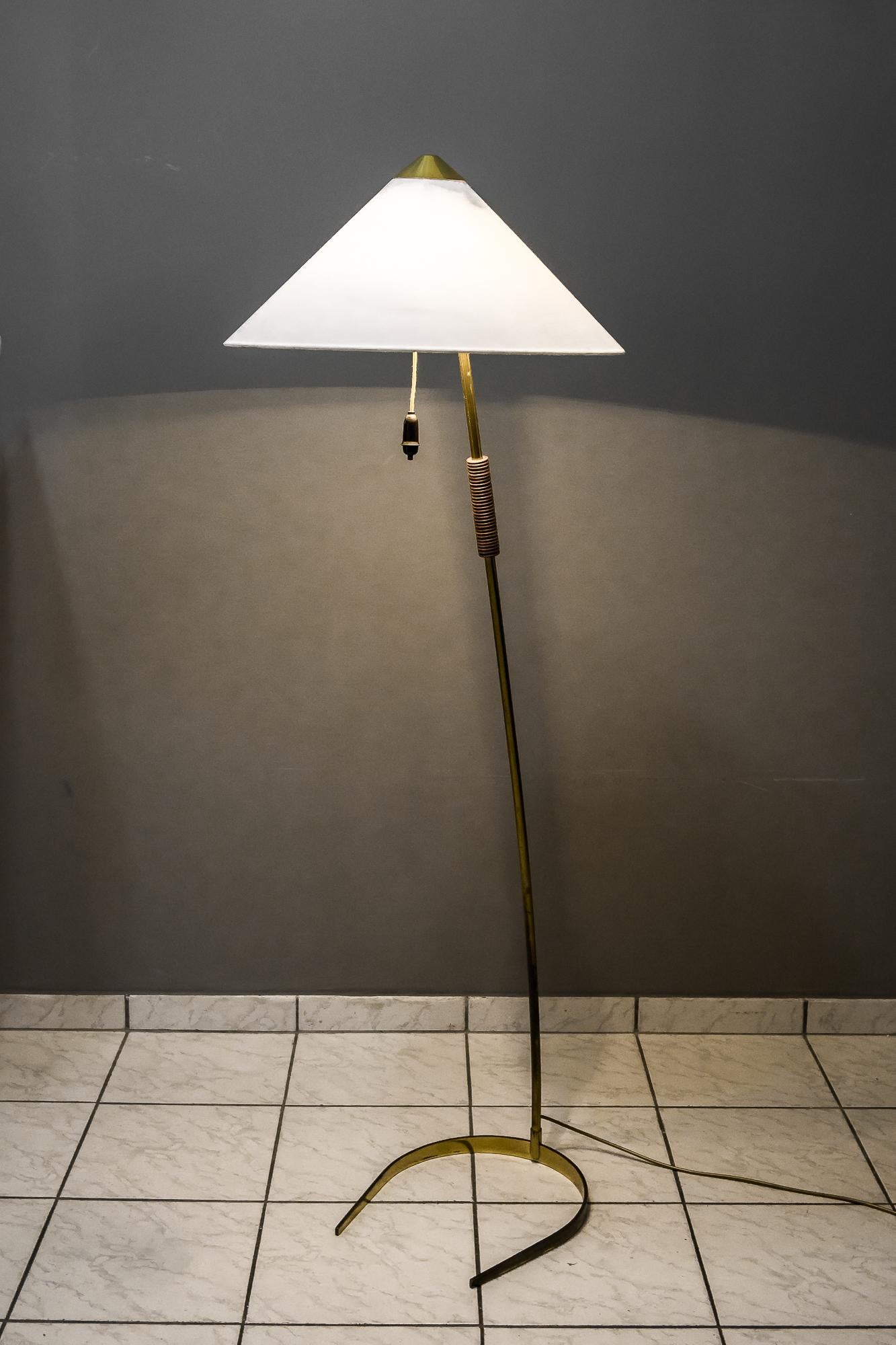 Rupert Nikoll floor lamp with wood handle, circa 1950s
Original condition
The shade is new. (is modeled after the original dimensions.).