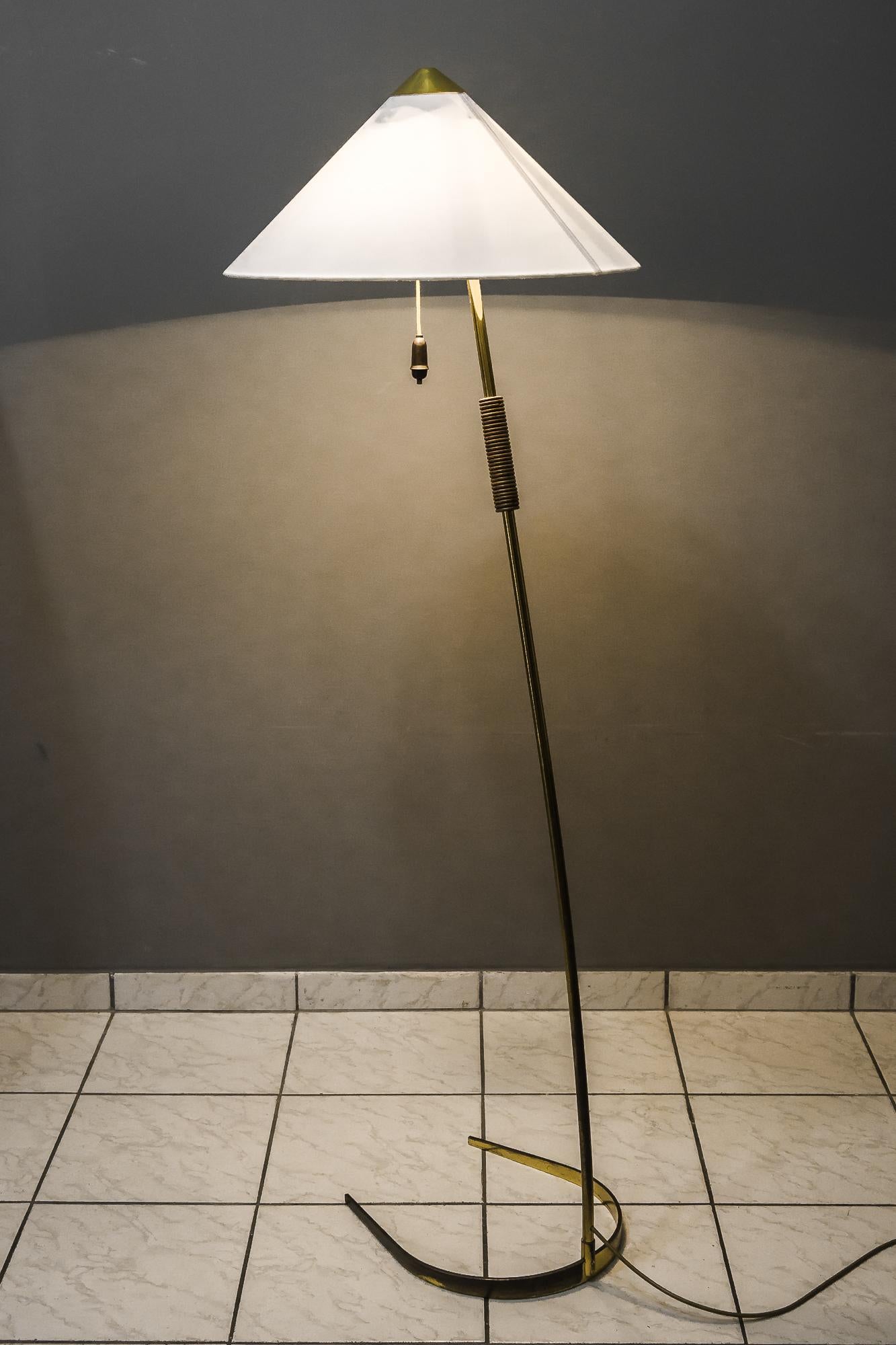 Lámpara de pie Rupert Nikoll con asa de madera, hacia 1950 Austríaco en venta