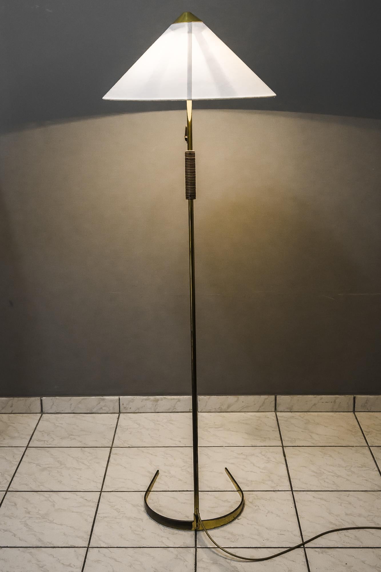 Lámpara de pie Rupert Nikoll con asa de madera, hacia 1950 en venta 1