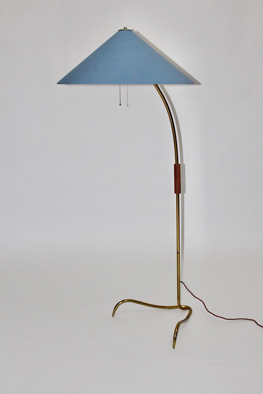 Rupert Nikoll Mid-Century Modern vintage brass clawfoot floor lamp designed and manufactured 1950s, Vienna.
The base with the characteristic clawfoot was made of brass with a fluted beechwood handle and shows beautiful patina, while the renewed