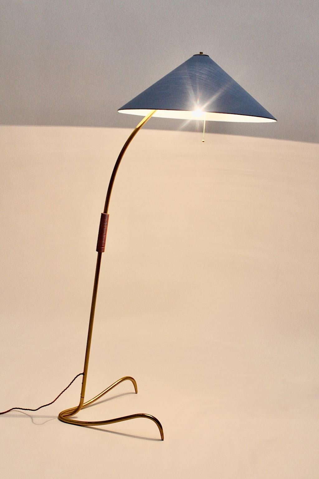 Rupert Nikoll Moderne Mid-Century-Stehlampe aus Messing mit Klauenfuß, Wien, 1950er Jahre im Zustand „Gut“ im Angebot in Vienna, AT