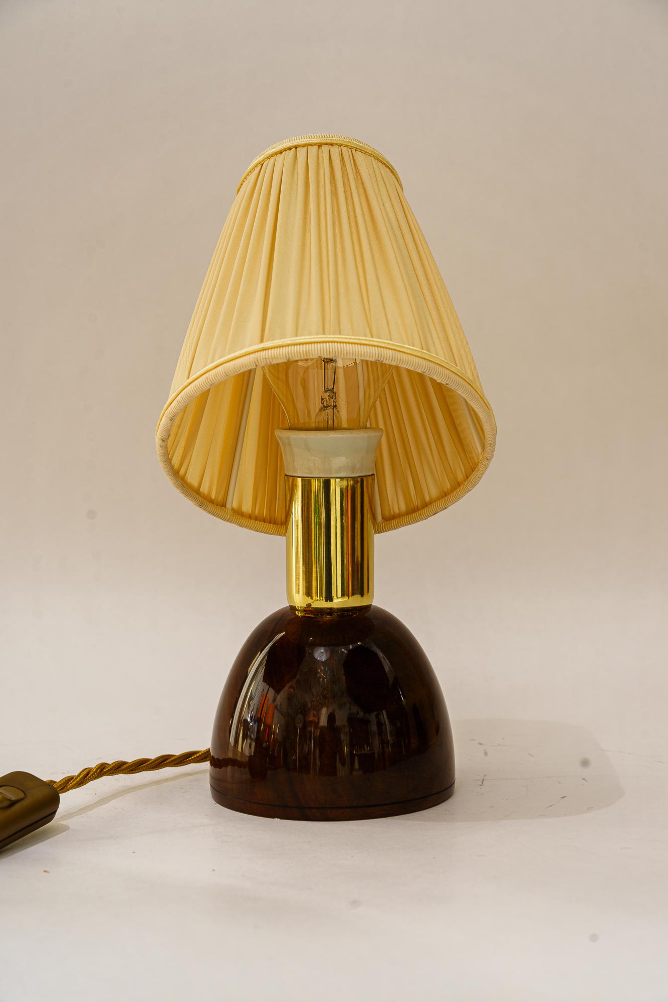 Rupert nikoll nut wood table lamp with fabric shade vienna around 1950s
Brass polished and stove enameled
Nut wood polished
The fabric shade is replaced ( new )
Exstraordinary model