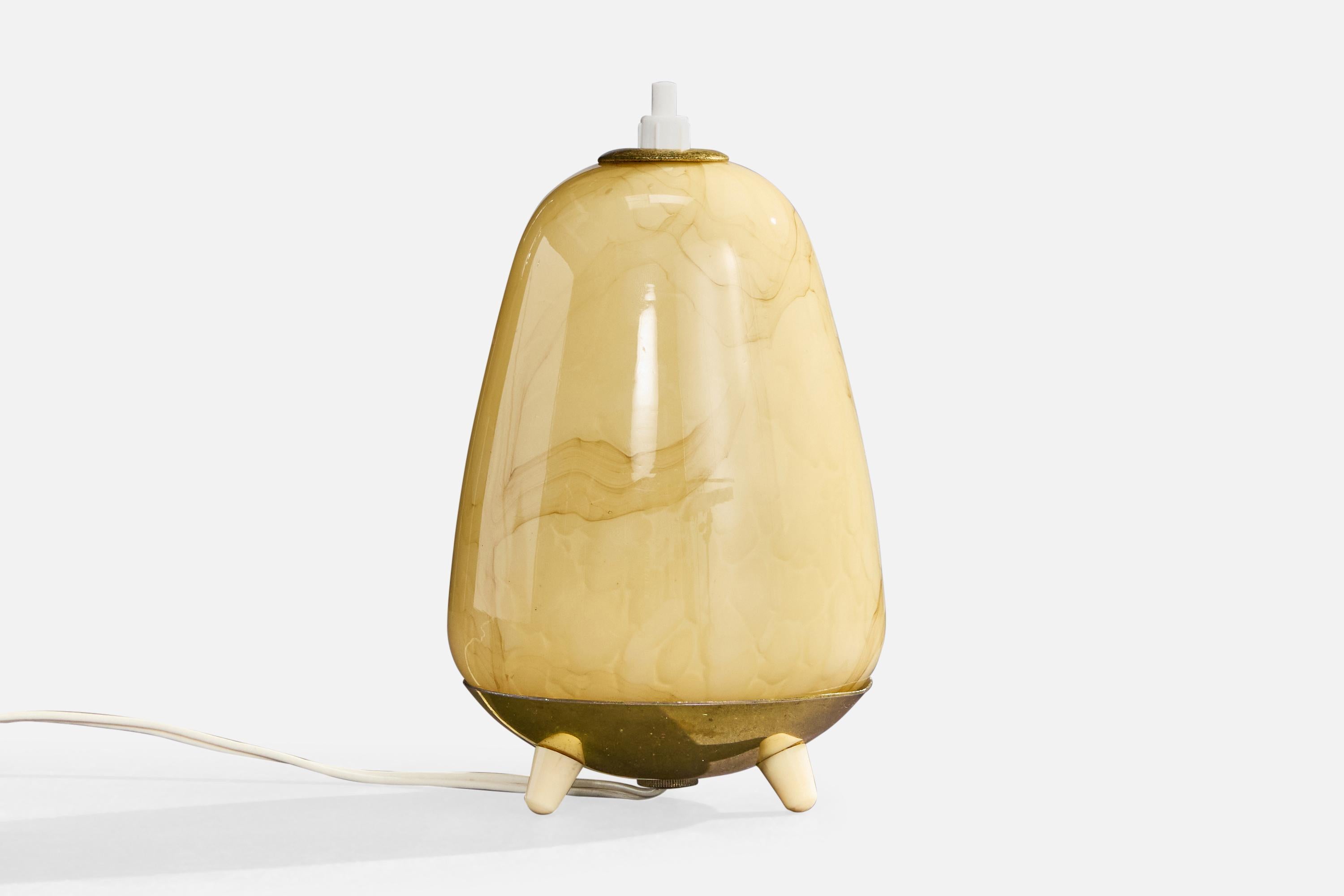 Verre opalin en laiton, plastique et beige avec décor en albâtre, produit par Rupert Nikoll, Autriche, c. 1950.

Dimensions globales (pouces) : 6.75 