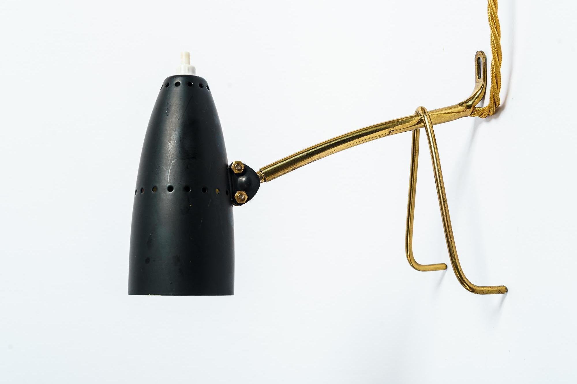 Rupert Nikoll Tischleuchte, ca. 1960er Jahre
Das zweite Foto zeigt die Lampe, wie sie als Wandlampe aussehen wird.
Ursprünglicher Zustand.