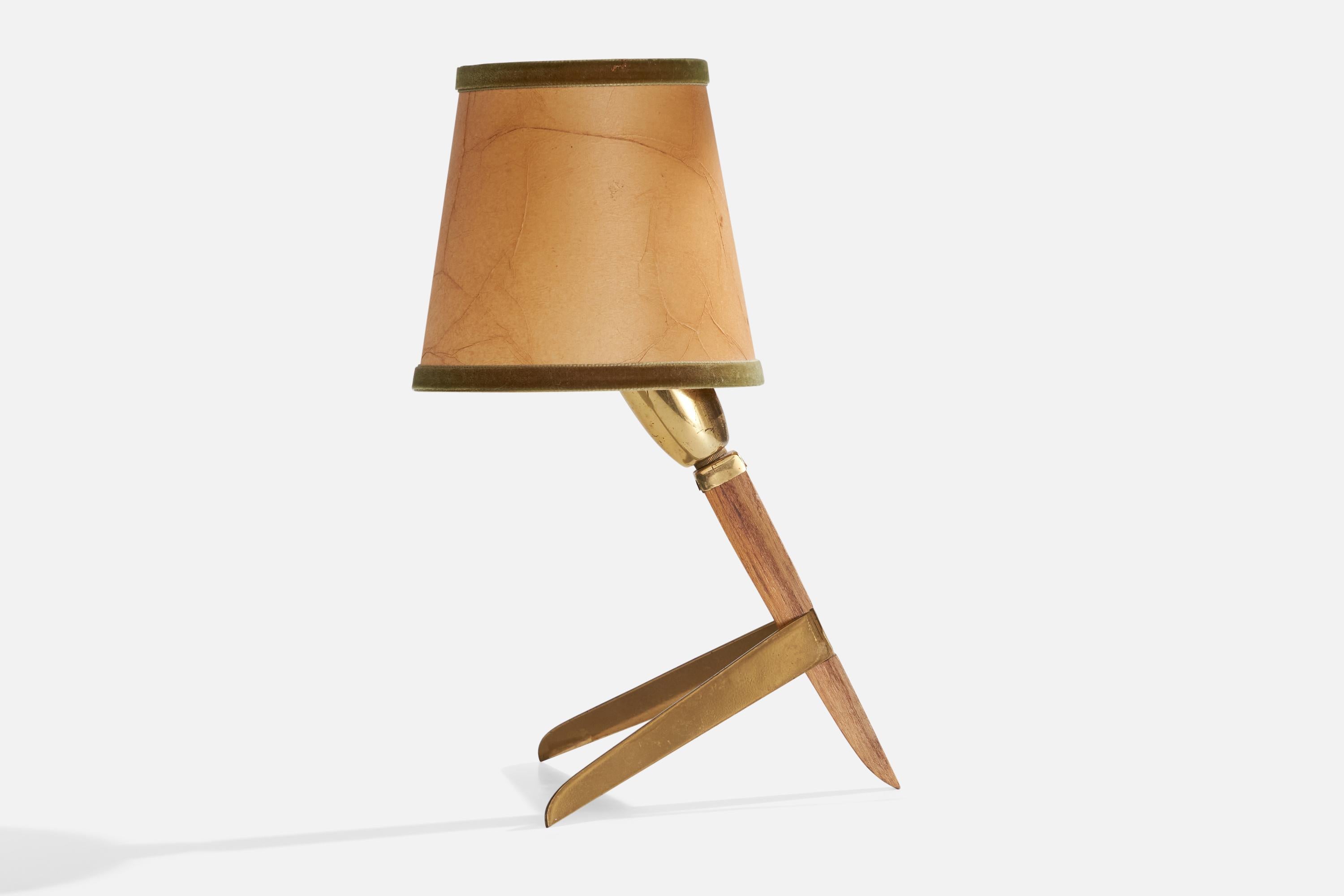 Lampe de table en laiton, noyer, papier parchemin brun et velours vert, conçue et produite par Rupert Nikoll, Autriche, c. années 1950.

Dimensions de la lampe avec abat-jour (pouces) : 10.1