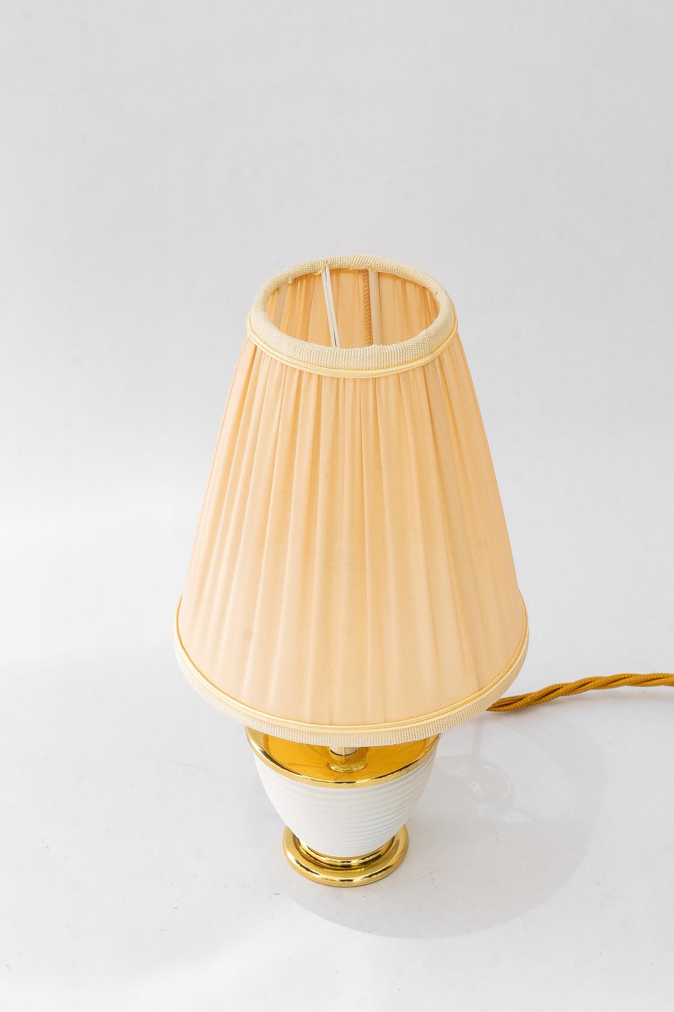 Lampe de table Rupert Nikoll avec abat-jour en tissu vienne vers 1950
L'abat-jour en tissu est remplacé (neuf).
Laiton poli et émaillé au four