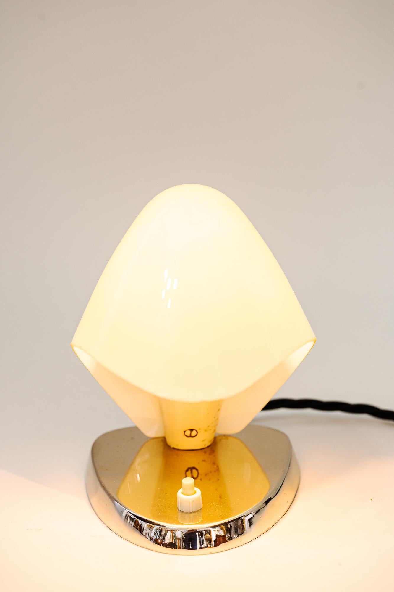 Rupert Nikoll Tischlampe mit Original-Glasschirm, Wien, um 1960 im Angebot 4