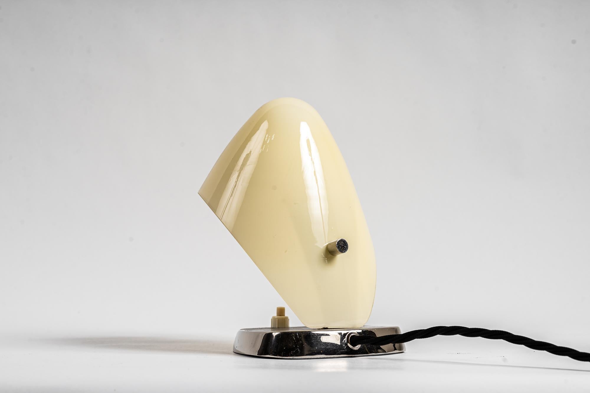 Rupert Nikoll Tischlampe mit Original-Glasschirm, Wien, um 1960 (Moderne der Mitte des Jahrhunderts) im Angebot