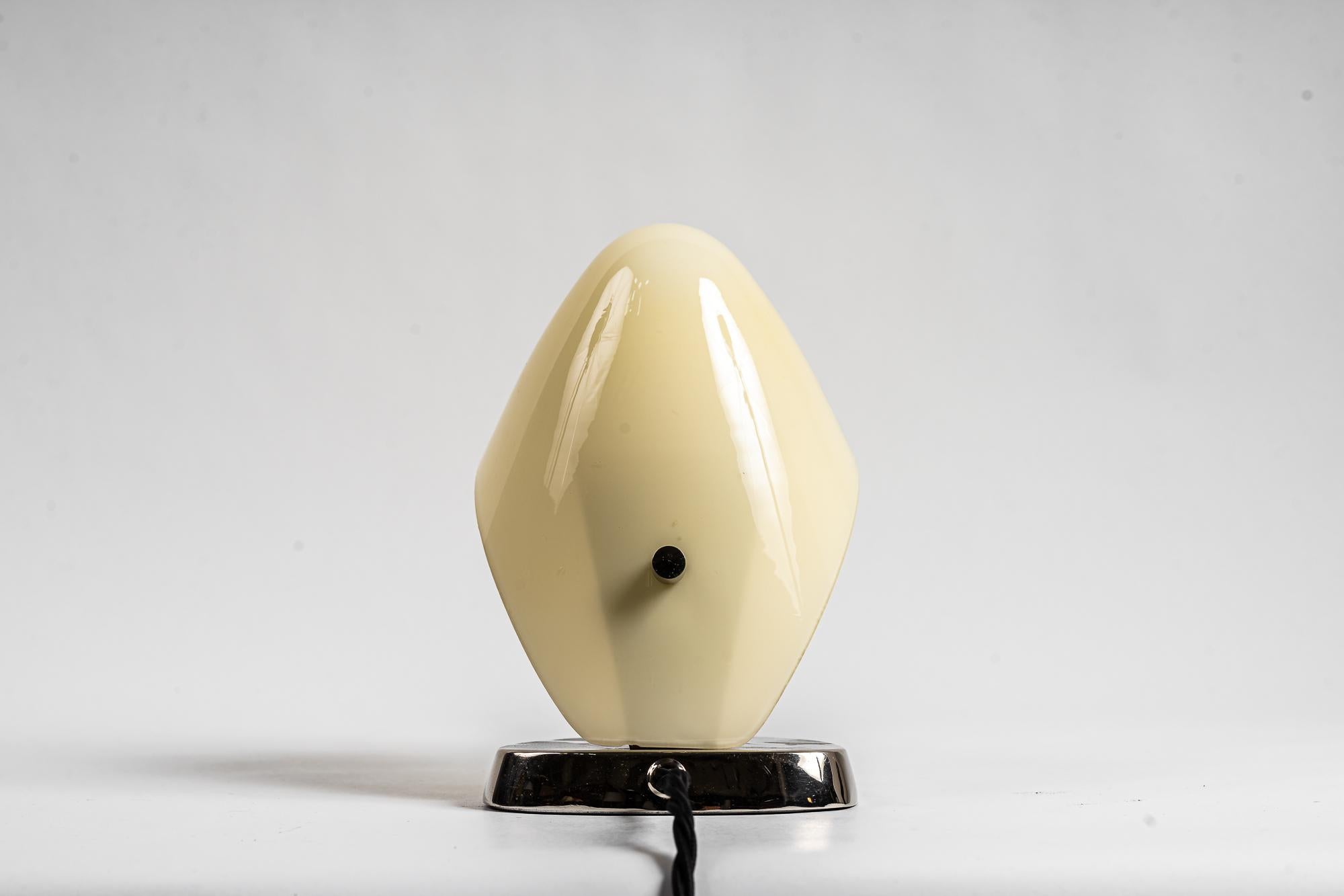 Rupert Nikoll Tischlampe mit Original-Glasschirm, Wien, um 1960 (Österreichisch) im Angebot