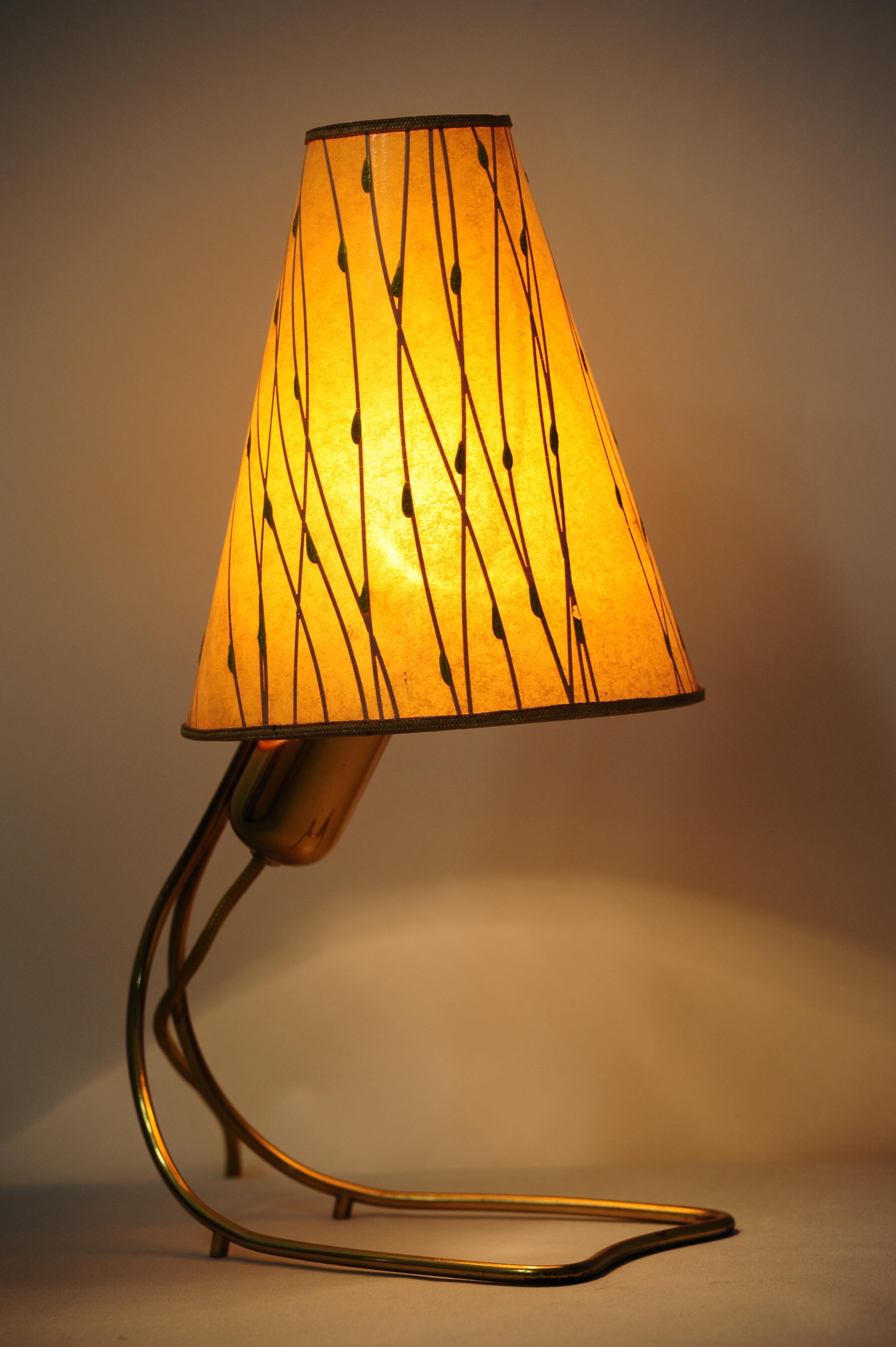 Rupert Nikoll Tischlampe mit Originalschirm, um 1950
Ursprünglicher Zustand.