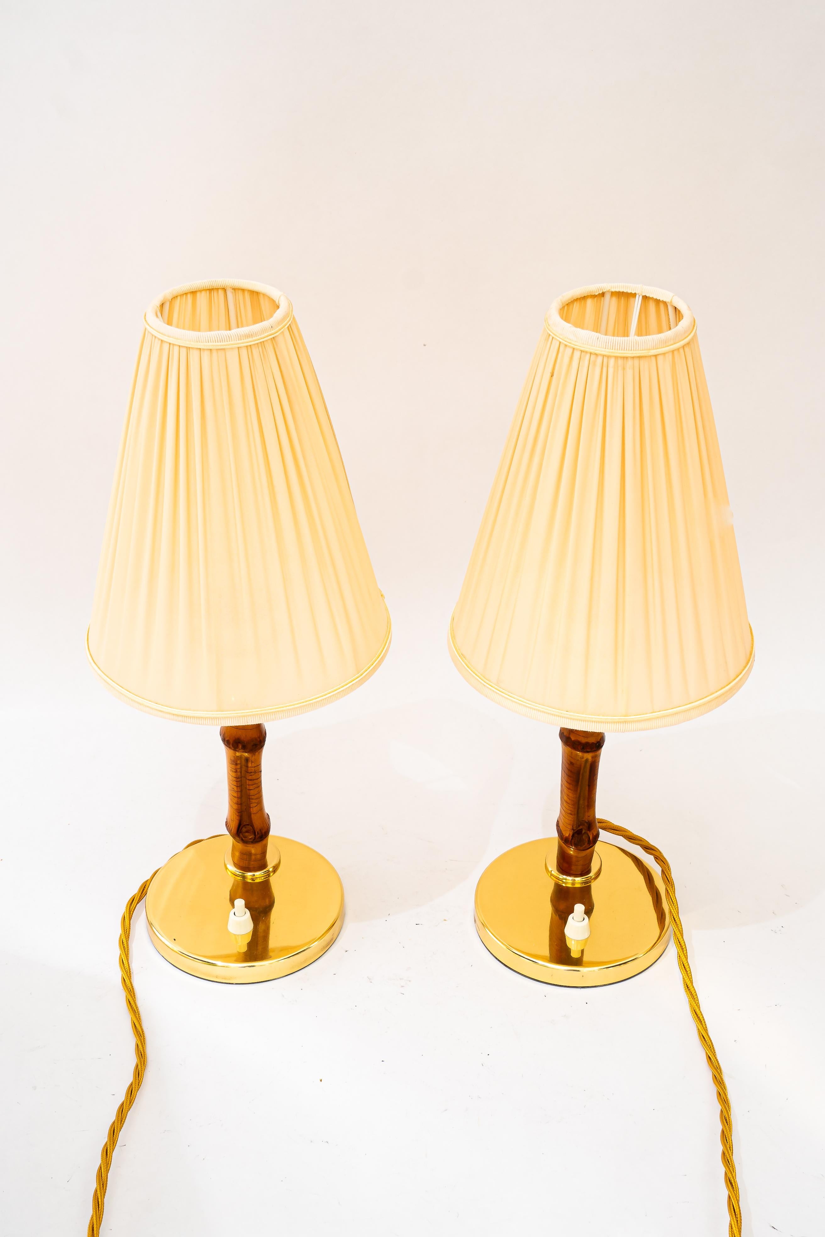 Lampes de table Rupert Nikoll avec abat-jour en bambou et tissu vienne vers 1950
Laiton poli et émaillé au four
Bambou original
Les stores sont remplacés ( nouveaux )