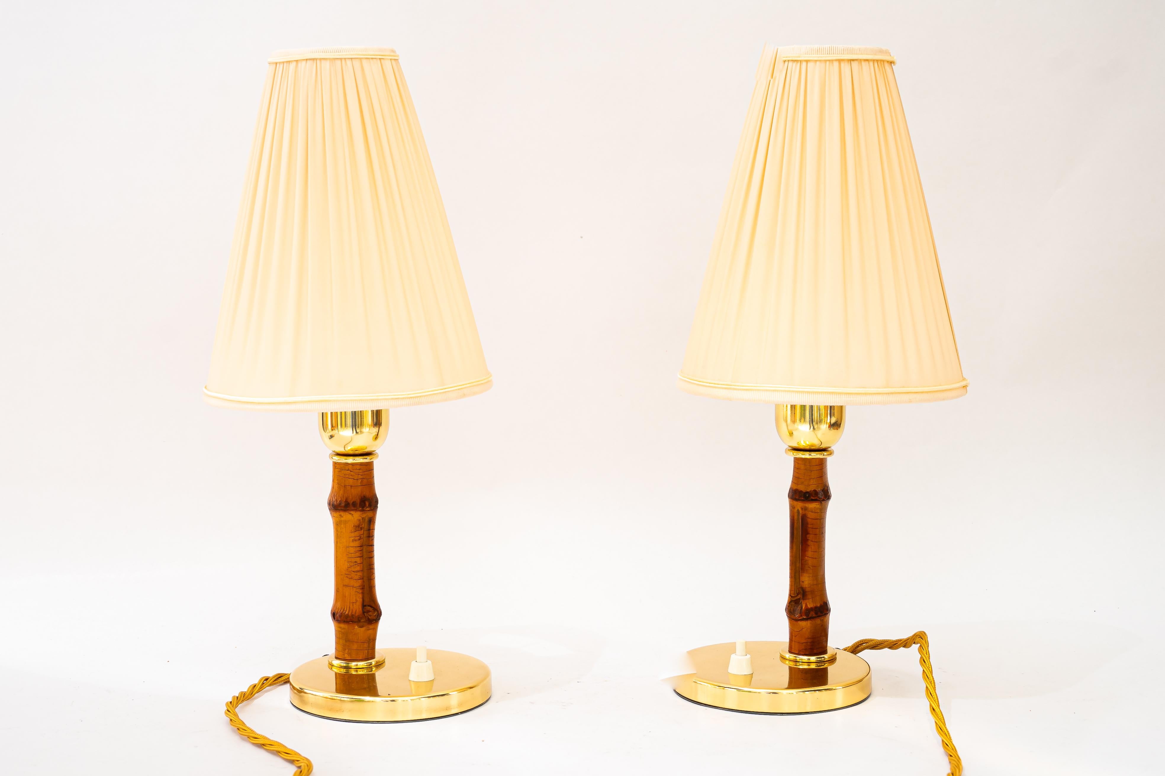 Mid-Century Modern Lampes de table Rupert Nikoll avec abat-jour en bambou et tissu vienne vers 1950 en vente
