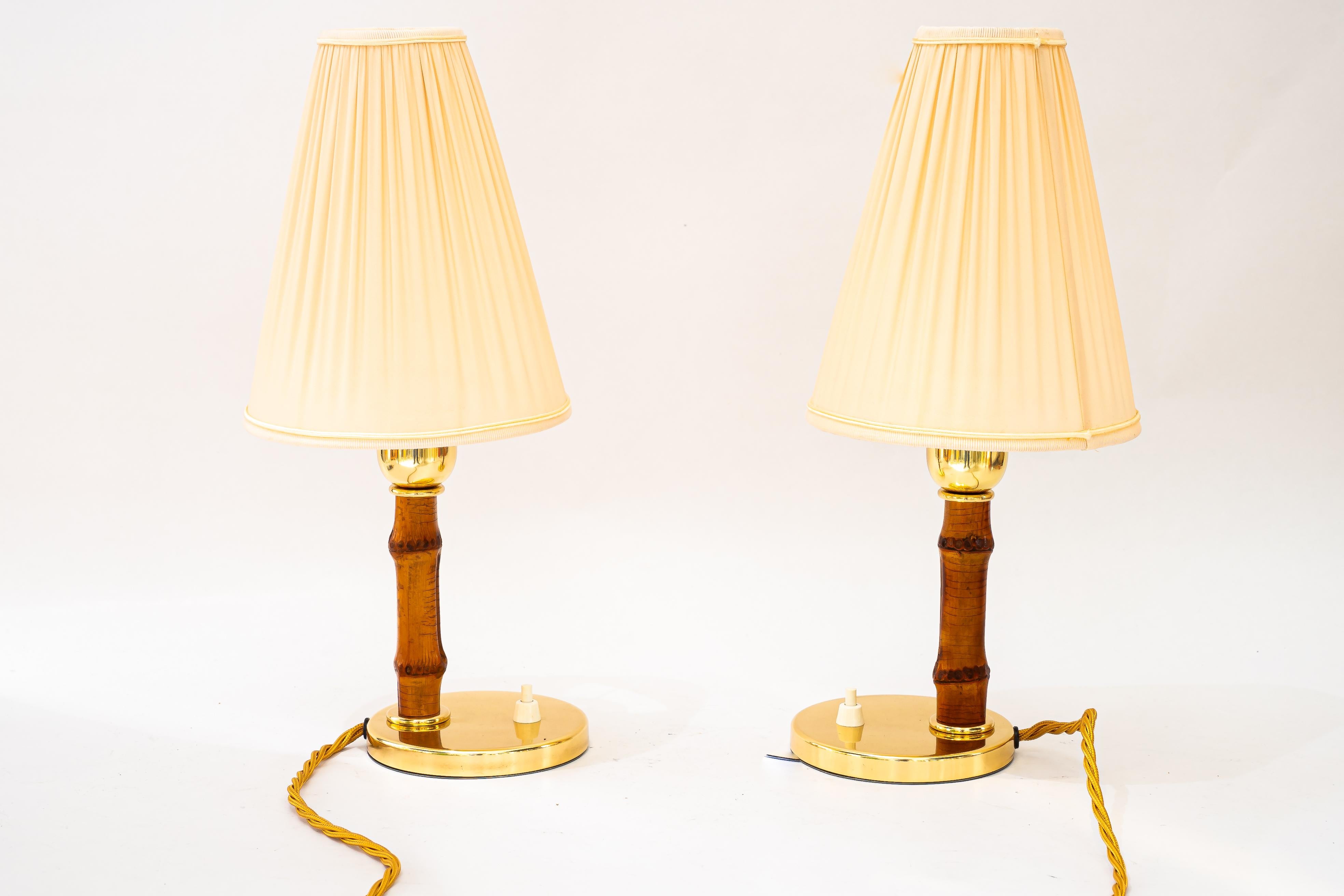 Autrichien Lampes de table Rupert Nikoll avec abat-jour en bambou et tissu vienne vers 1950 en vente