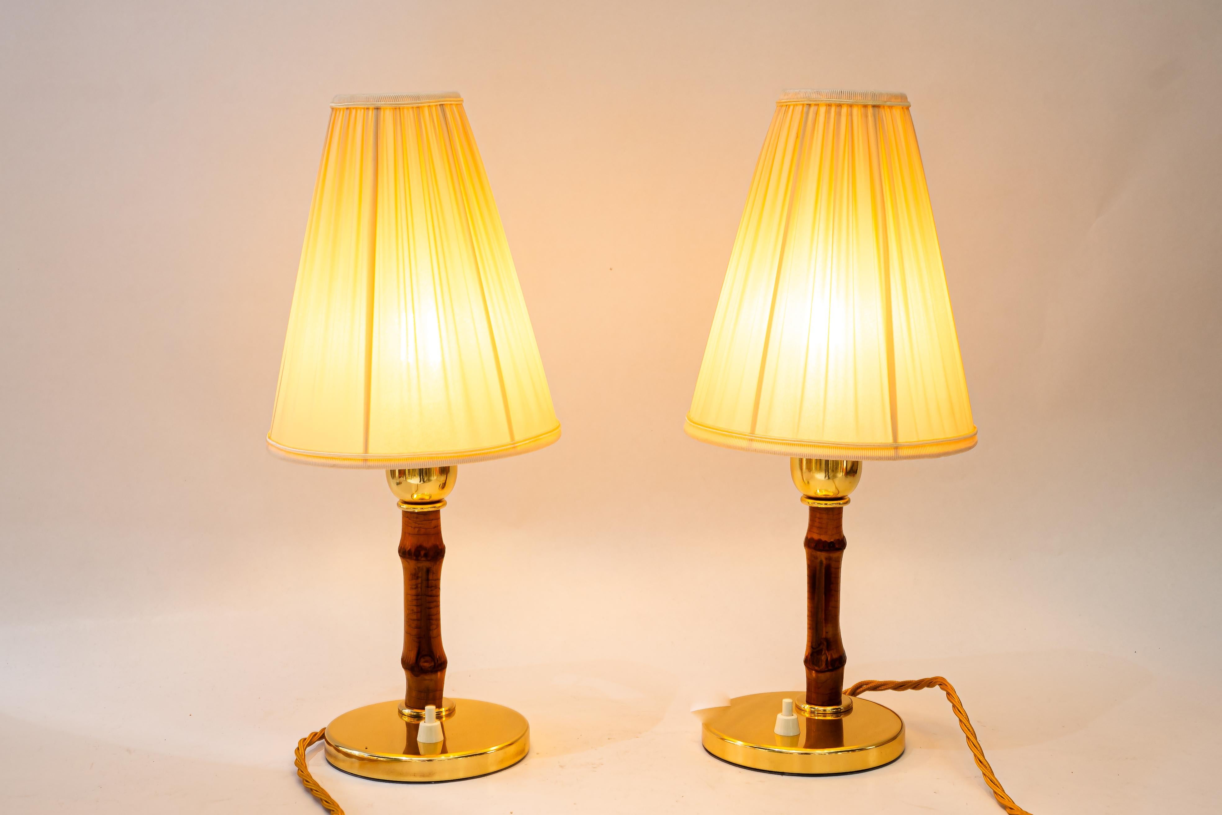 Laiton Lampes de table Rupert Nikoll avec abat-jour en bambou et tissu vienne vers 1950 en vente