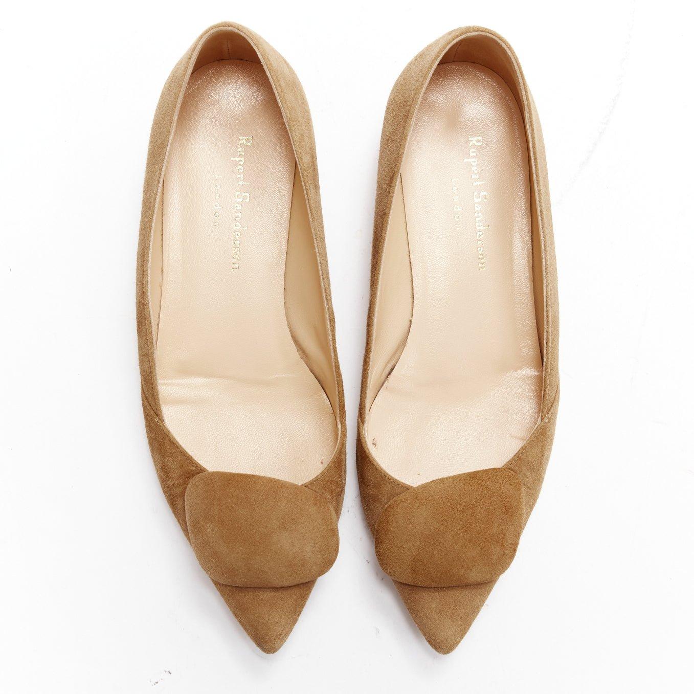 RUPERT SANDERSON Aga 10 sand suede square bukle flats EU37.5
Reference: SNKO/A00375
Brand: Rupert Sanderson
Model: Aga 10
Material: Leather
Color: Brown
Pattern: Solid
Closure: Slip On
Lining: Nude Leather
Extra Details: Enduring classic flat