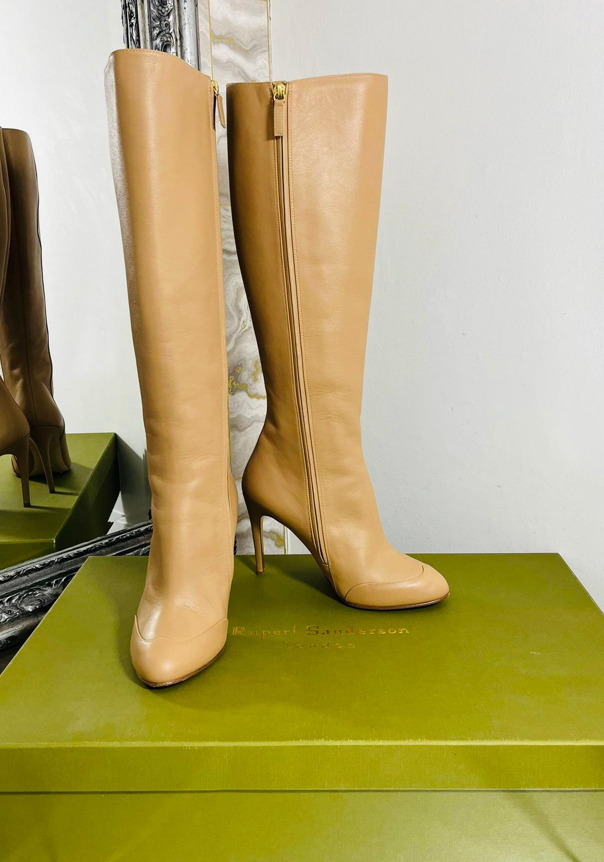 Rupert Sanderson kniehohe Stiefel aus Kalbsleder

Beigefarbene Stiefel mit mandelförmiger Zehenpartie und Stilettoabsatz.

Mit dekorativen, tonalen Nähten an der Seite und den Zehen.

Mit Reißverschluss an der Seite. Rrp £895

Größe - 38.5

Zustand