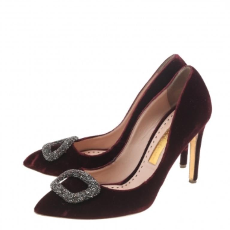 Rupert Sanderson è noto per i suoi graziosi design e la sua Label è sinonimo di opulenza, femminilità ed eleganza. Queste décolleté sono realizzate in velluto con una silhouette a punta, impreziosita da decorazioni in cristallo sulla tomaia. Sono