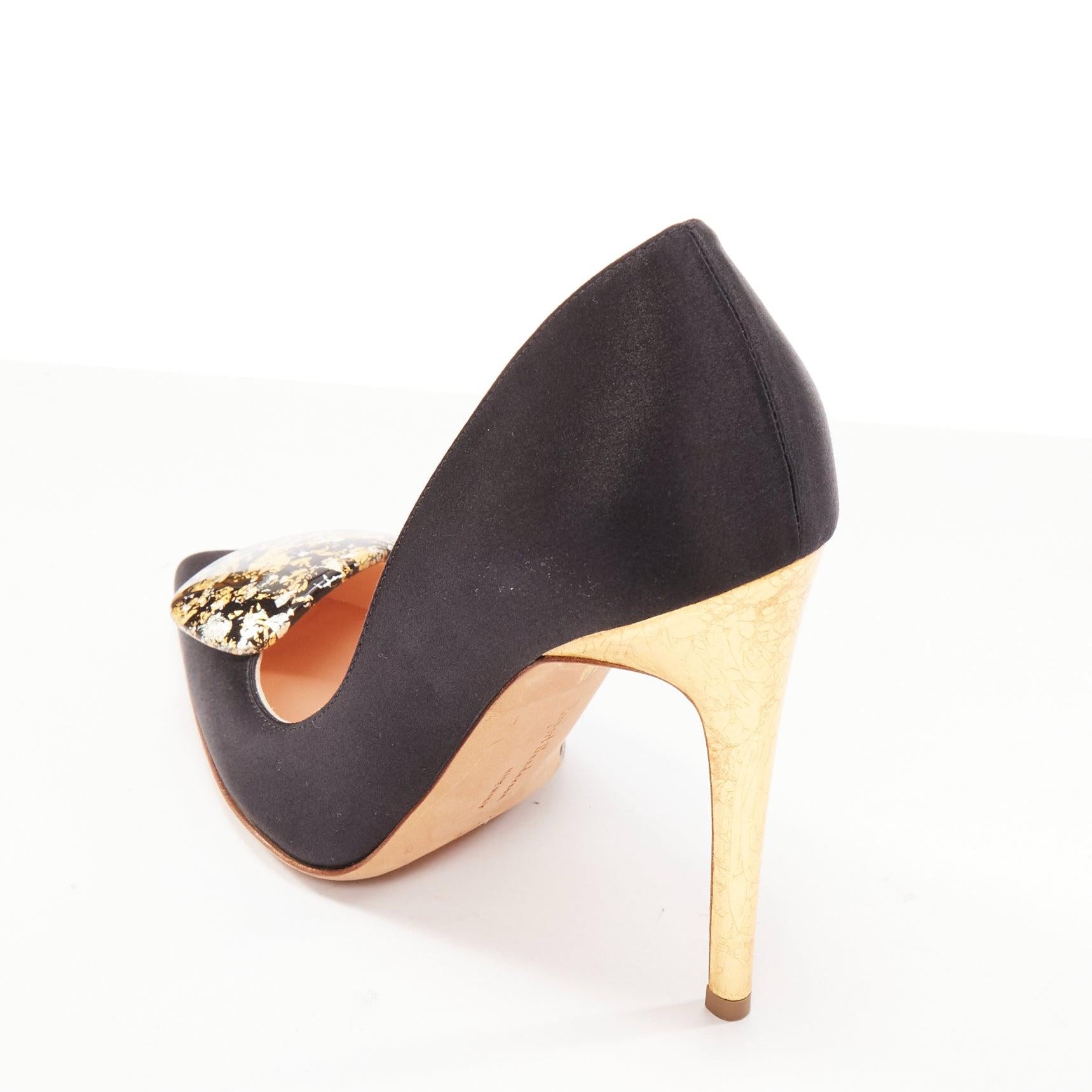 RUPERT SANDERSON Or satin noir peinture or boucle escarpins à talons EU35.5 en vente 3