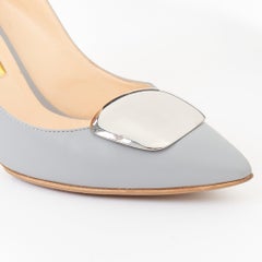 RUPERT SANDERSON „Nada“ – Stöckelschuhe aus grauem Leder mit silberner Kieselstein-Plakette, Größe EU 39,5