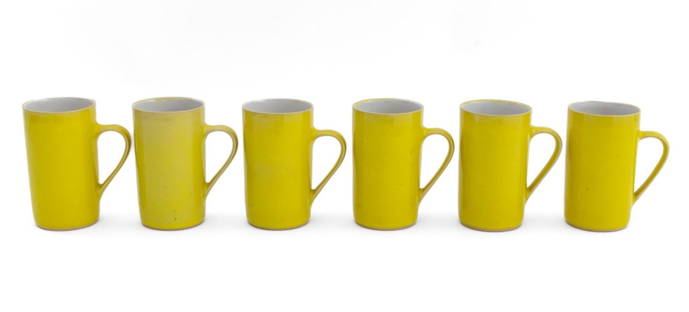Rupert Spira (inglese, nato nel 1960) Set di 6 tazze da caffè in gres smaltato giallo, ciascuna con la scritta 