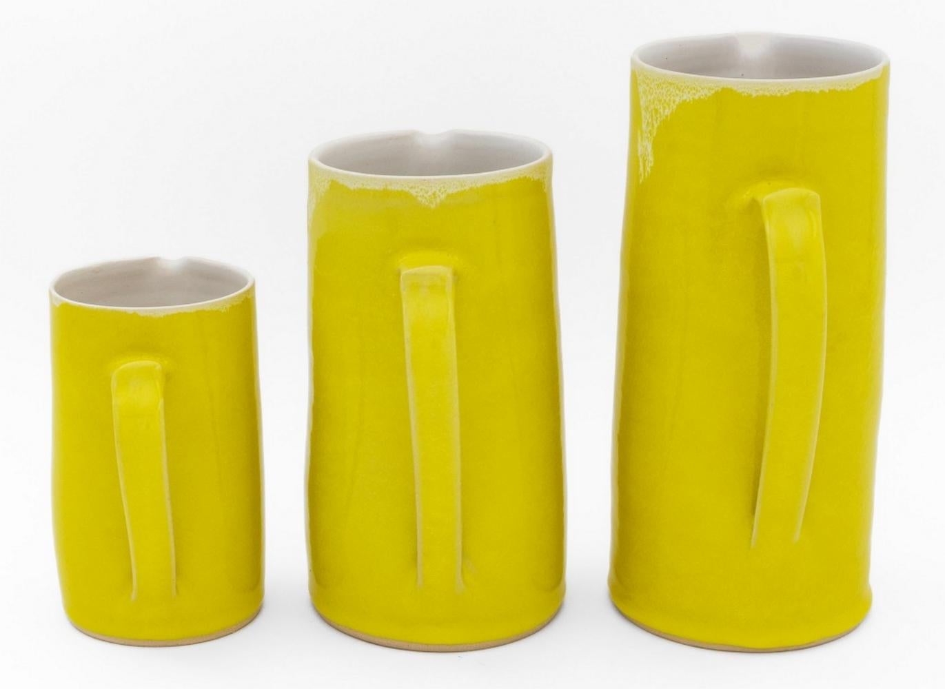Vernissé Pichets Rupert Spira en grès émaillé jaune, 3 en vente