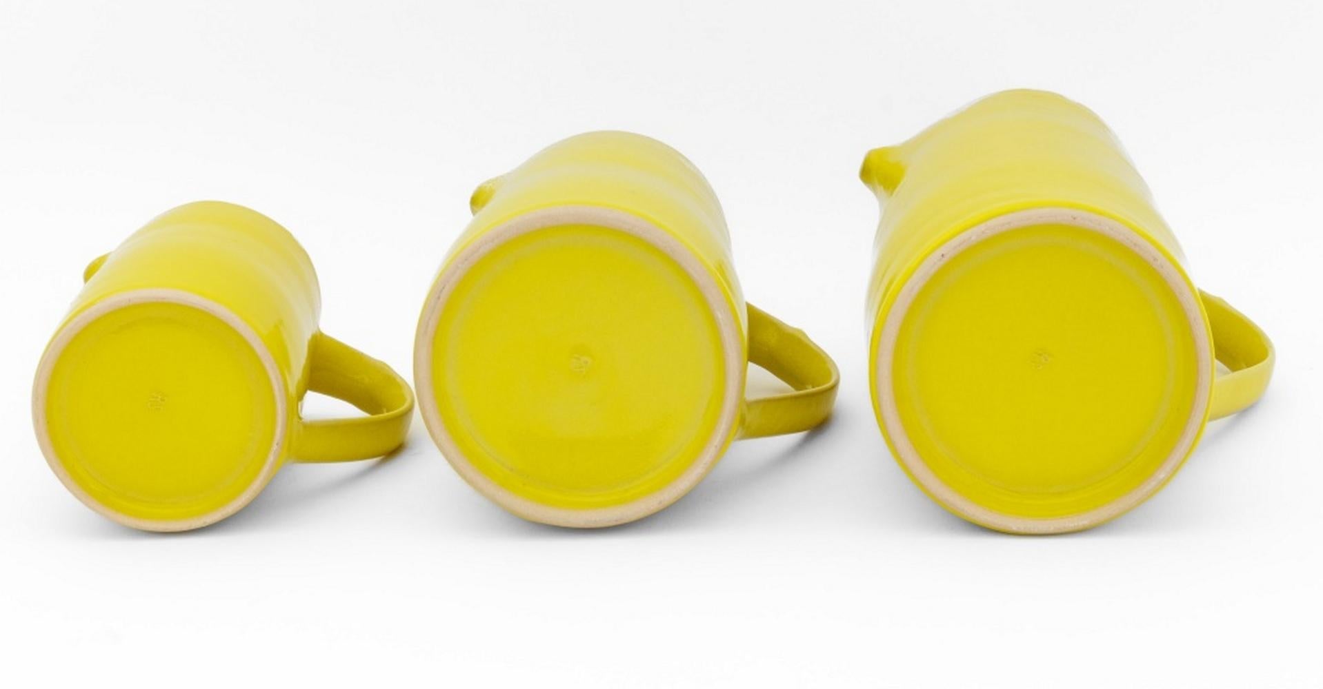 Pichets Rupert Spira en grès émaillé jaune, 3 Bon état - En vente à Astoria, NY