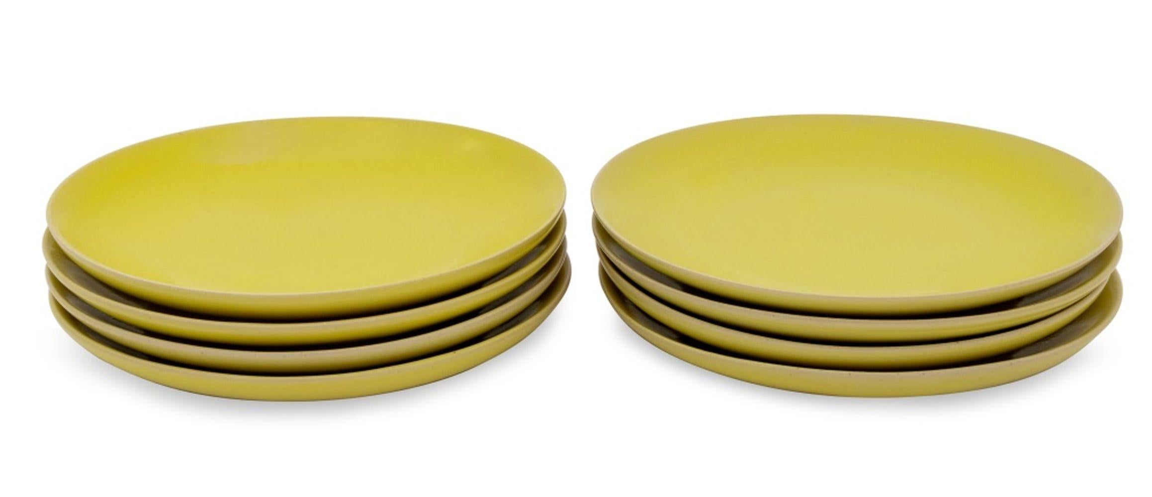 Rupert Spira (inglés, n. 1960) Juego de ocho platos de ensalada de gres esmaltado amarillo, con la inscripción 