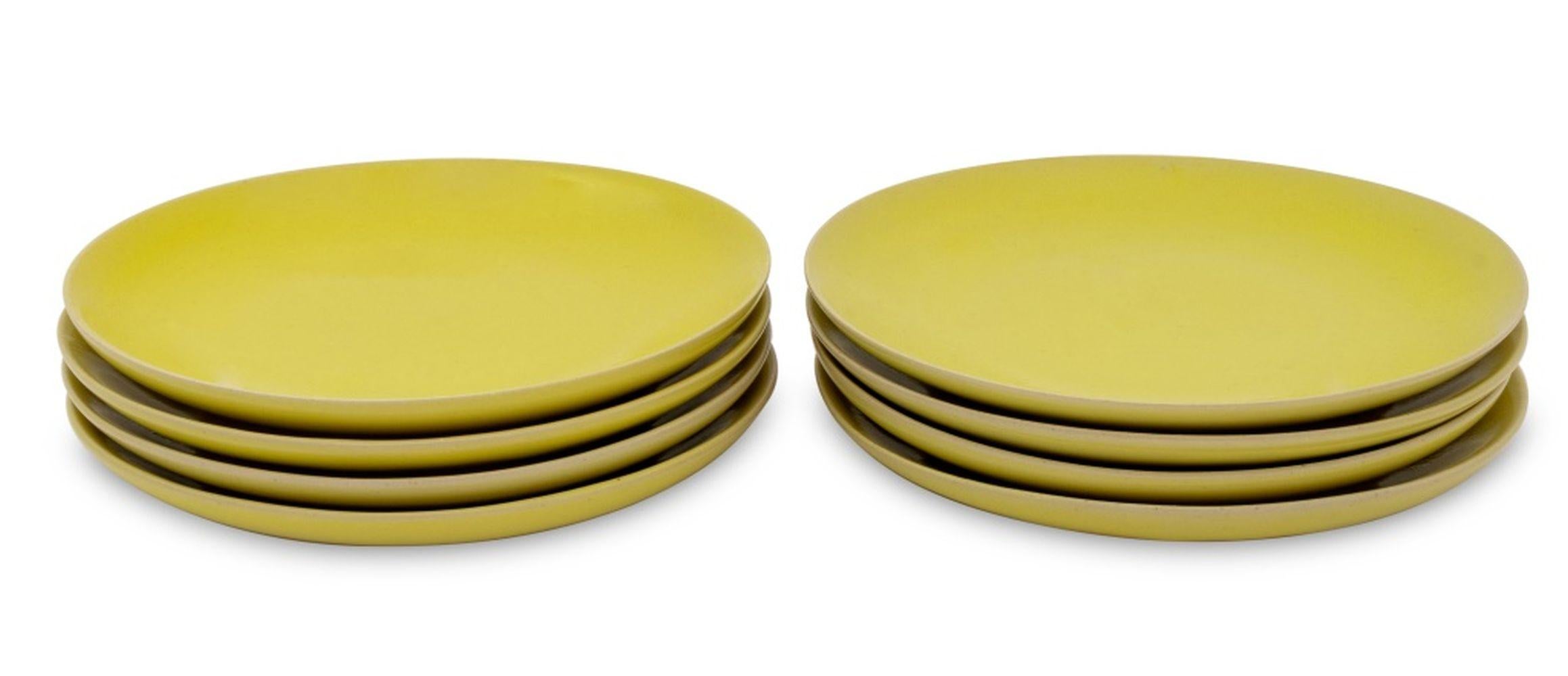 Rupert Spira (inglés, n. 1960) Juego de ocho platos de ensalada de gres esmaltado amarillo, con la inscripción 