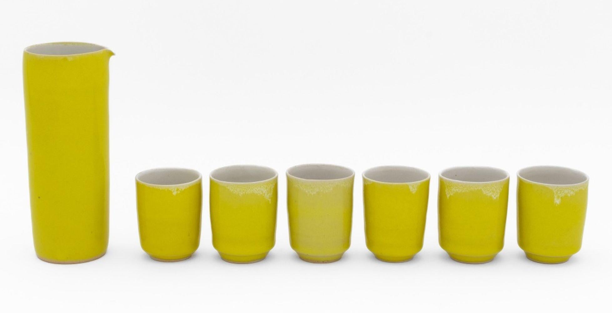 Rupert Spira (anglais, né en 1960) Ensemble de saké en grès émaillé jaune, comprenant : un pichet à saké et six tasses, chacune marquée 