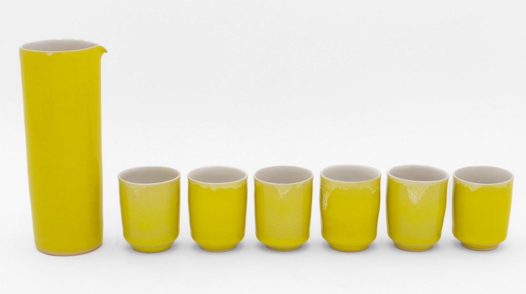 Rupert Spira (anglais, né en 1960) Ensemble de saké en grès émaillé jaune, comprenant : un pichet à saké et six tasses, chacune marquée 
