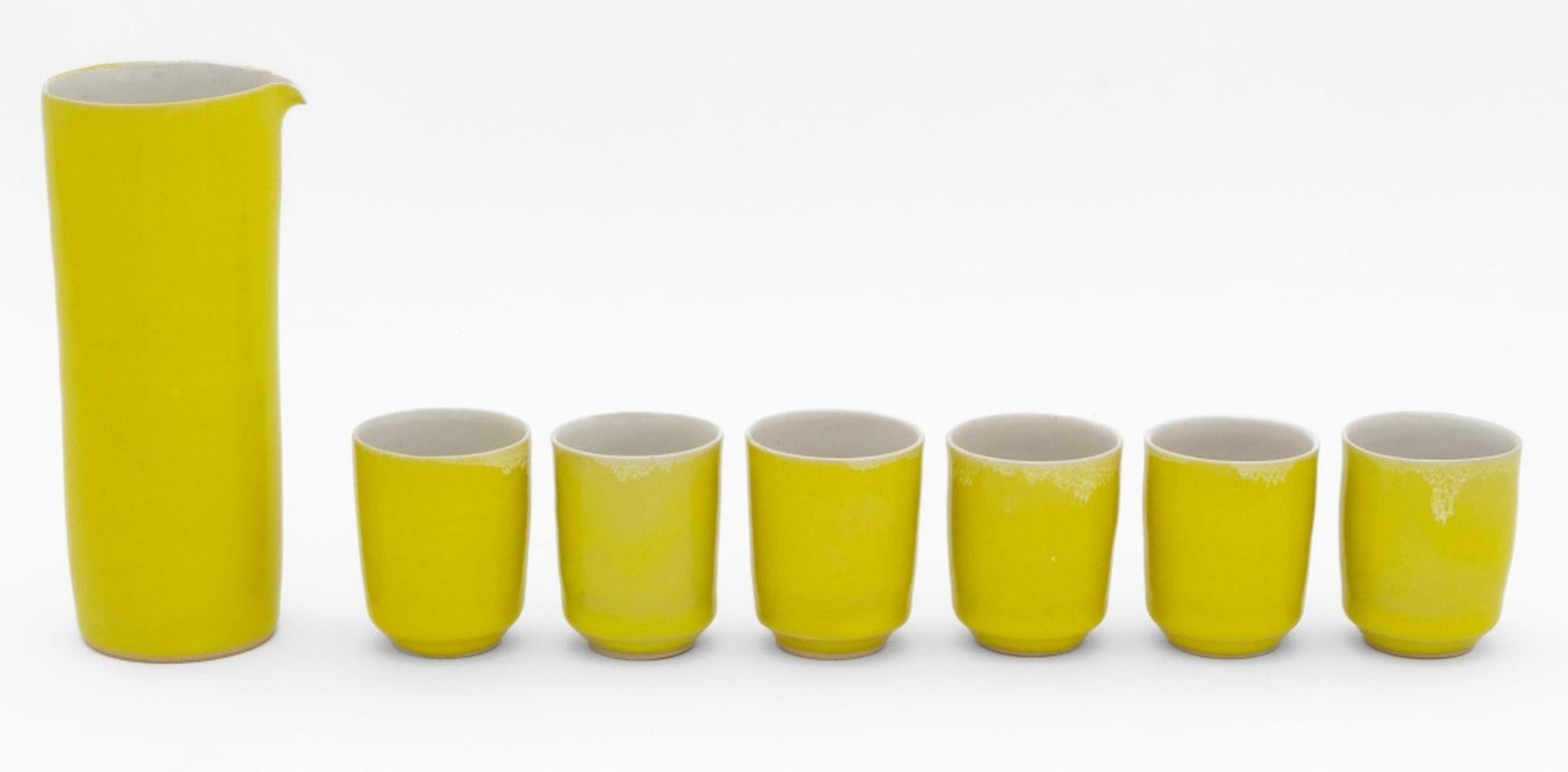 Rupert Spira (inglés, n. 1960) Juego de sake de siete piezas de gres esmaltado amarillo, compuesto por: jarra de sake y seis tazas, cada una con la inscripción 