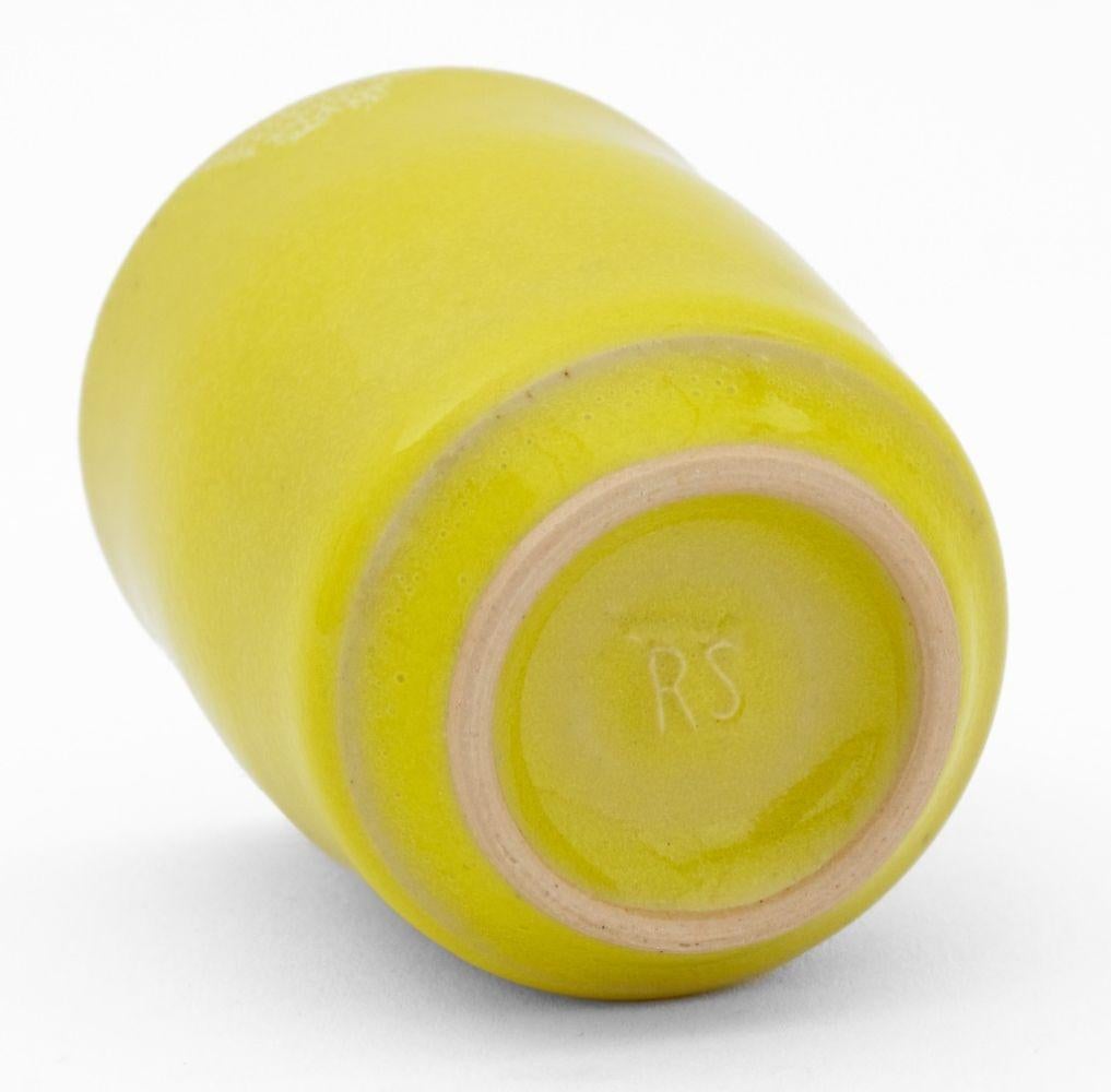Juego de Sake de Gres Esmaltado Amarillo Rupert Spira, 7 en Bueno estado para la venta en Astoria, NY
