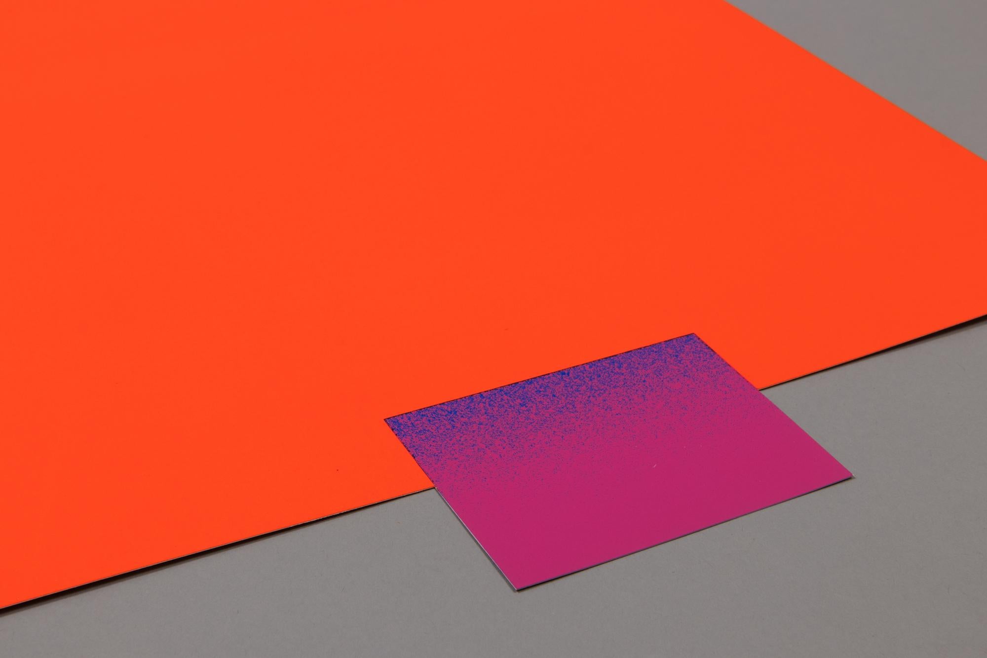 Rupprecht Geiger, Violett auf warmem Rot – Abstrakte Kunst, signierter Siebdruck im Angebot 1