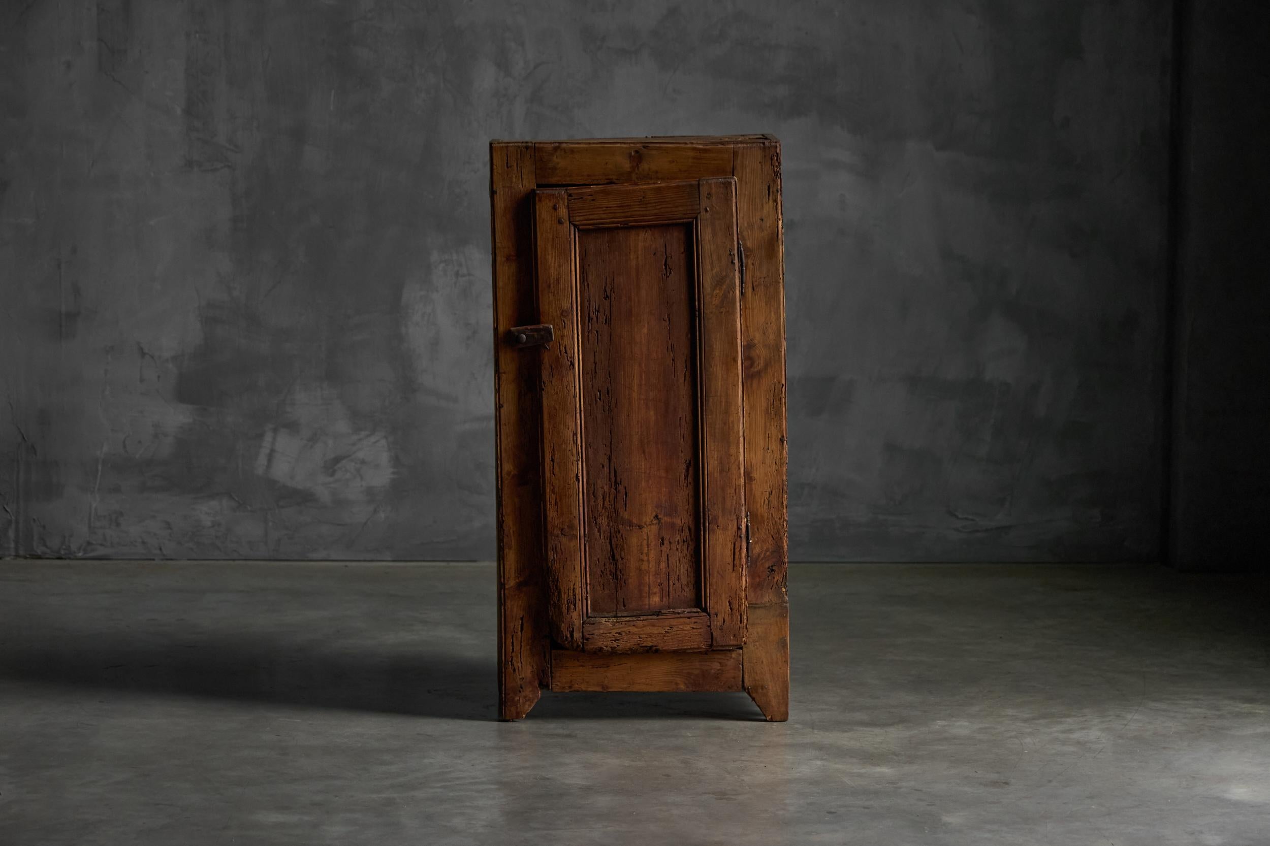 Esta confitera de pino del siglo XIX, procedente de Saboya, es un bello ejemplo de mobiliario rural de arte popular alpino. Fabricada en pino macizo, presenta una puerta de marco sencillo, montantes rectos y laterales lisos que descansan sobre una