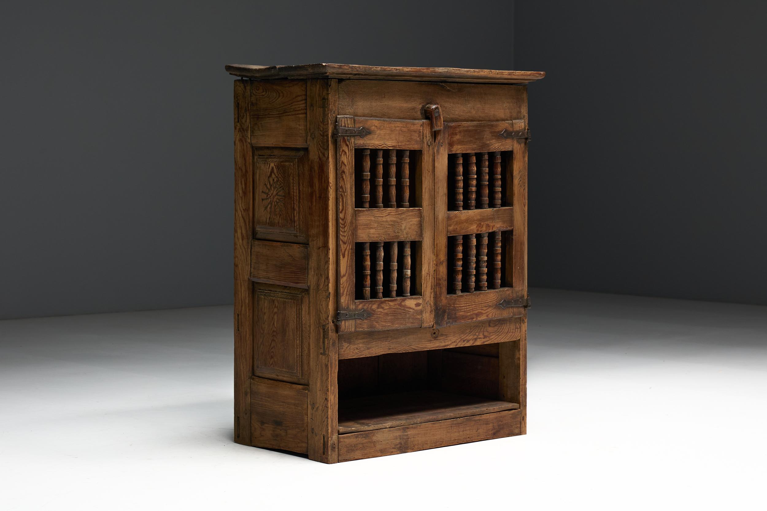 Armoire à provisions Art Populaire Rural, Espagne, 19ème siècle en vente 1