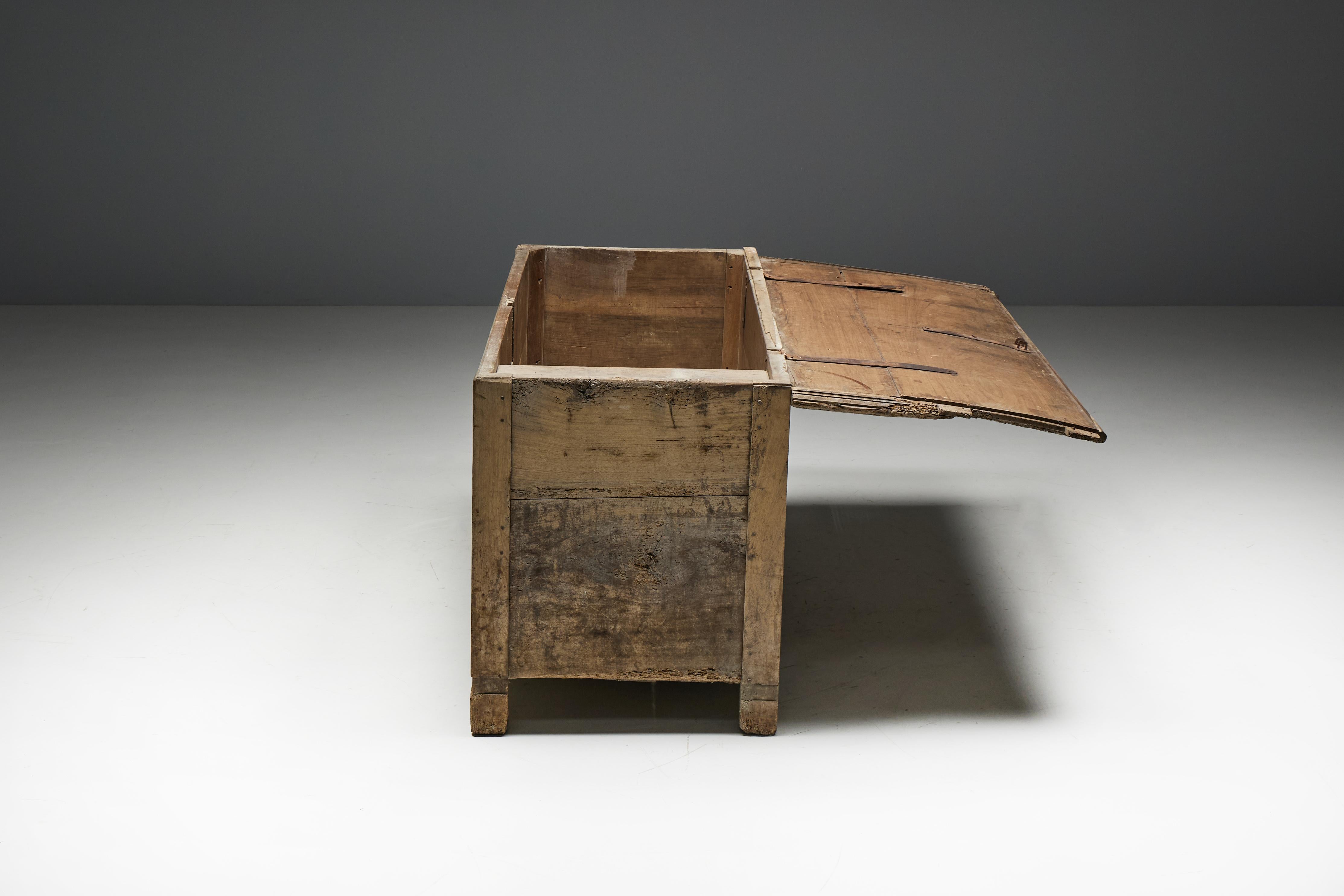 Cassapanca rurale primitiva, Francia, XIX secolo In condizioni ottime in vendita a Antwerp, BE