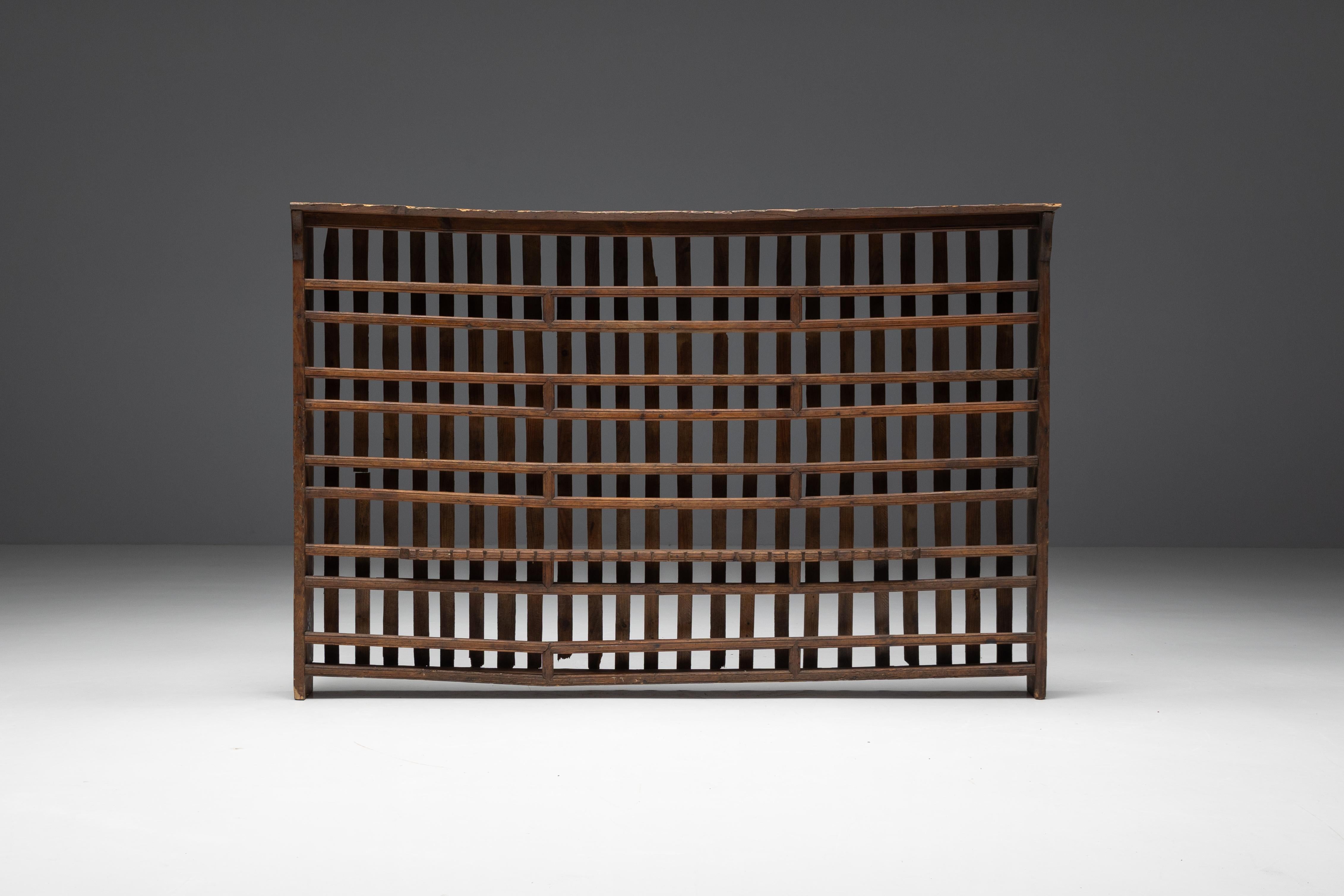 Sistema di scaffalature Wabi sabi, un cenno all'estetica francese del XIX secolo. Abbracciando la bellezza dell'imperfezione, questo mobile a parete aperto è dotato di più ripiani per una presentazione unica. I materiali invecchiati e le finiture