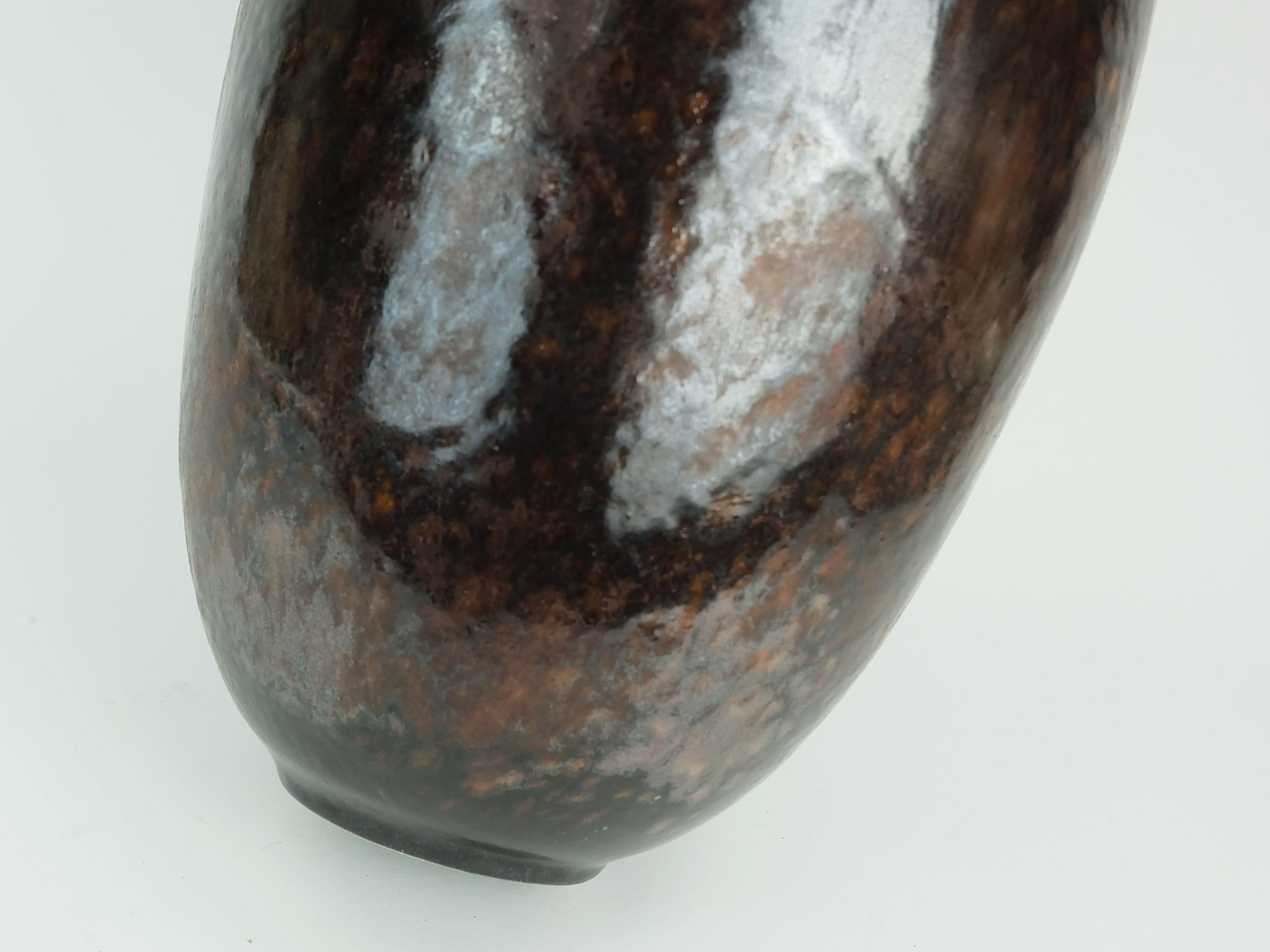 Un fantastico vaso vintage della Germania Occidentale prodotto da Ruscha Keramik tra gli anni '70 e '80. Grande smalto, in parte opaco, in parte metallico, in tonalità prevalentemente scure, dal nero al marrone, all'ocra e al bronzo. Con etichetta