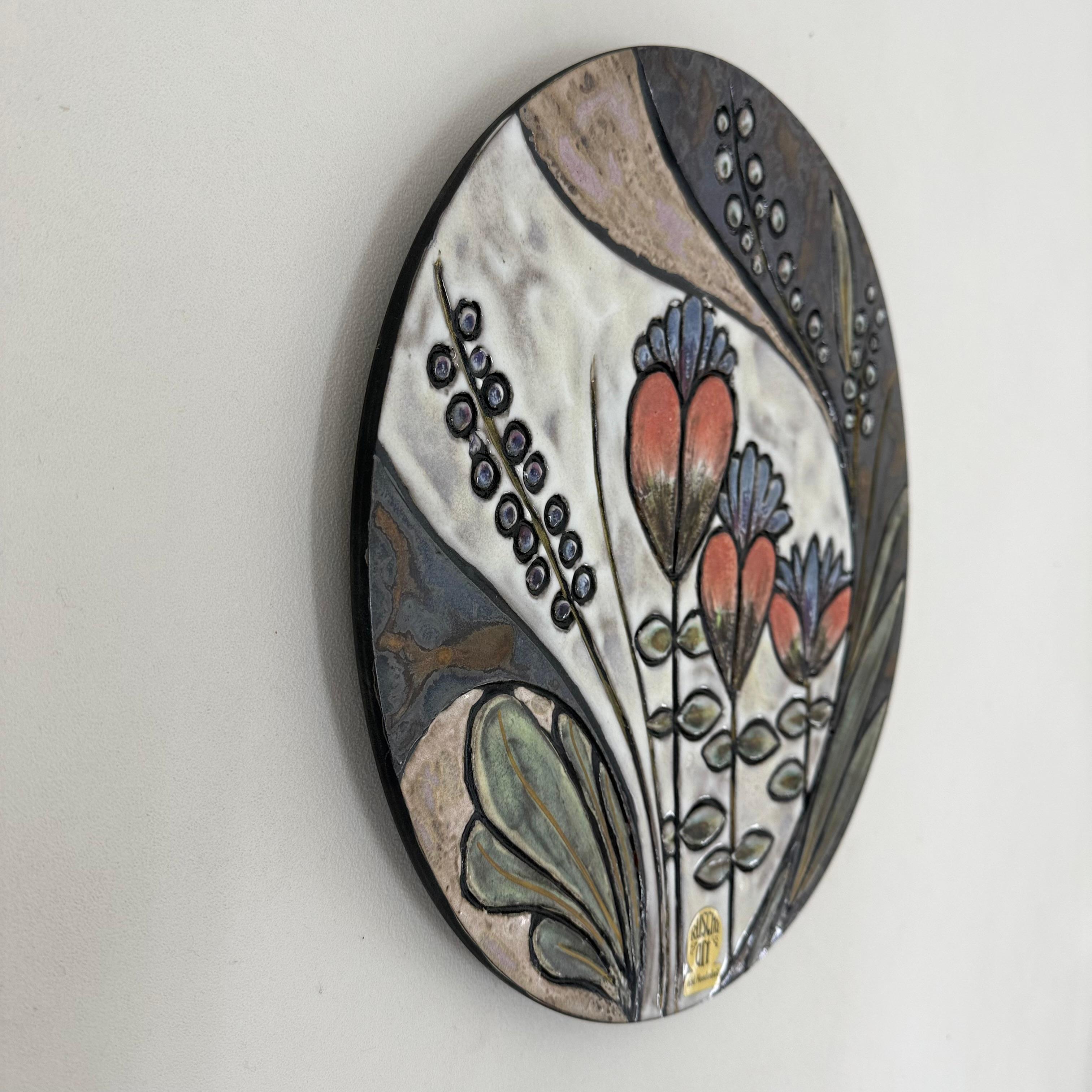 Ruscha Handarbeit cerámica floral  placa de pared , años 70 Alemania Cerámico en venta