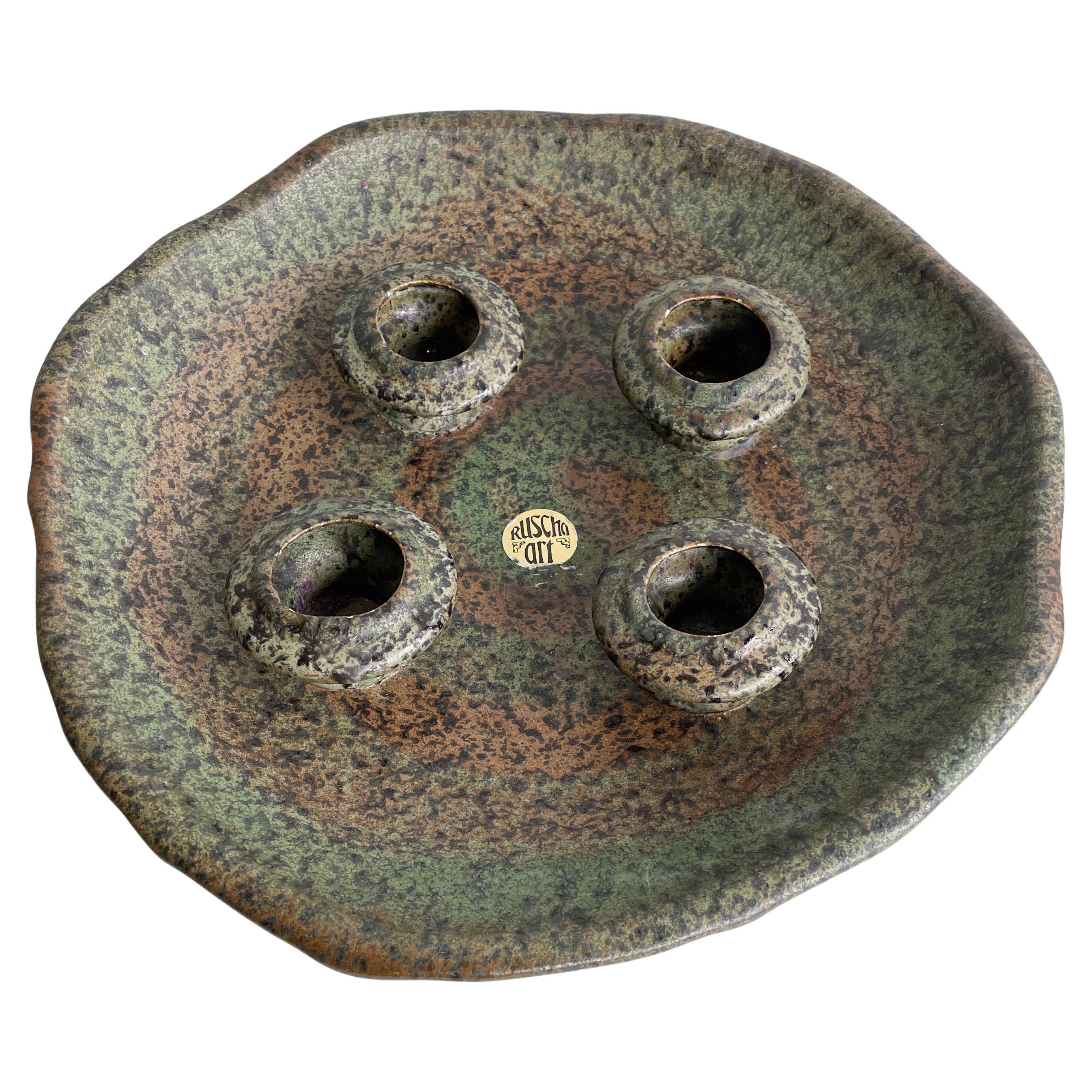 Portacandele Advents in ceramica della Germania occidentale prodotto da Ruscha Keramik (Germania occidentale) tra la fine degli anni '60 e la metà degli anni '70. Con quattro portacandele. Numerato sulla base: 712. Diametro: circa 33 cm.  Altezza: 5